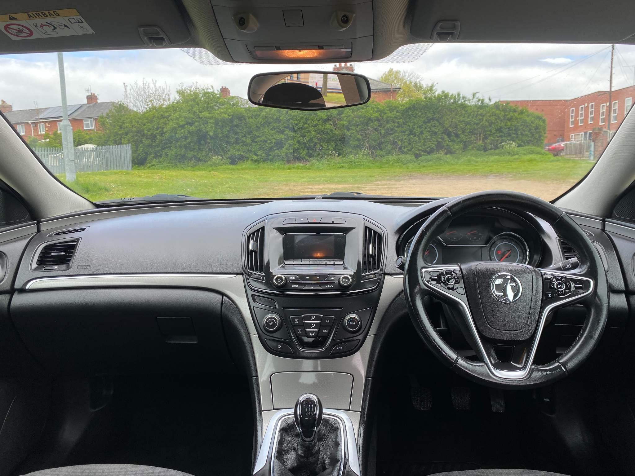 Vauxhall Insignia 2.0L DESIGN CDTI Saloon 4dr Diesel Manual Euro 5 (128 bhp) 4dr Manual 2025