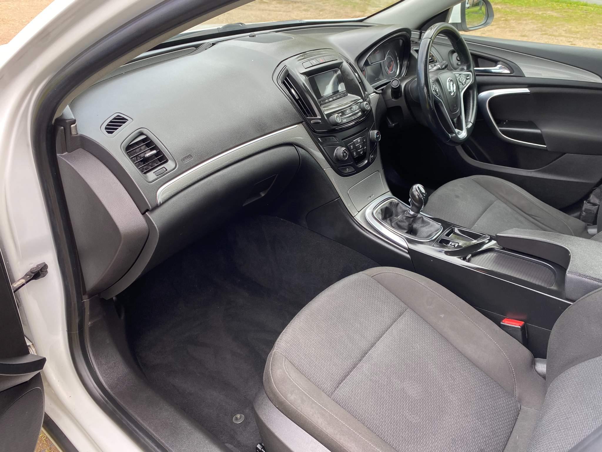 Vauxhall Insignia 2.0L DESIGN CDTI Saloon 4dr Diesel Manual Euro 5 (128 bhp) 4dr Manual 2025