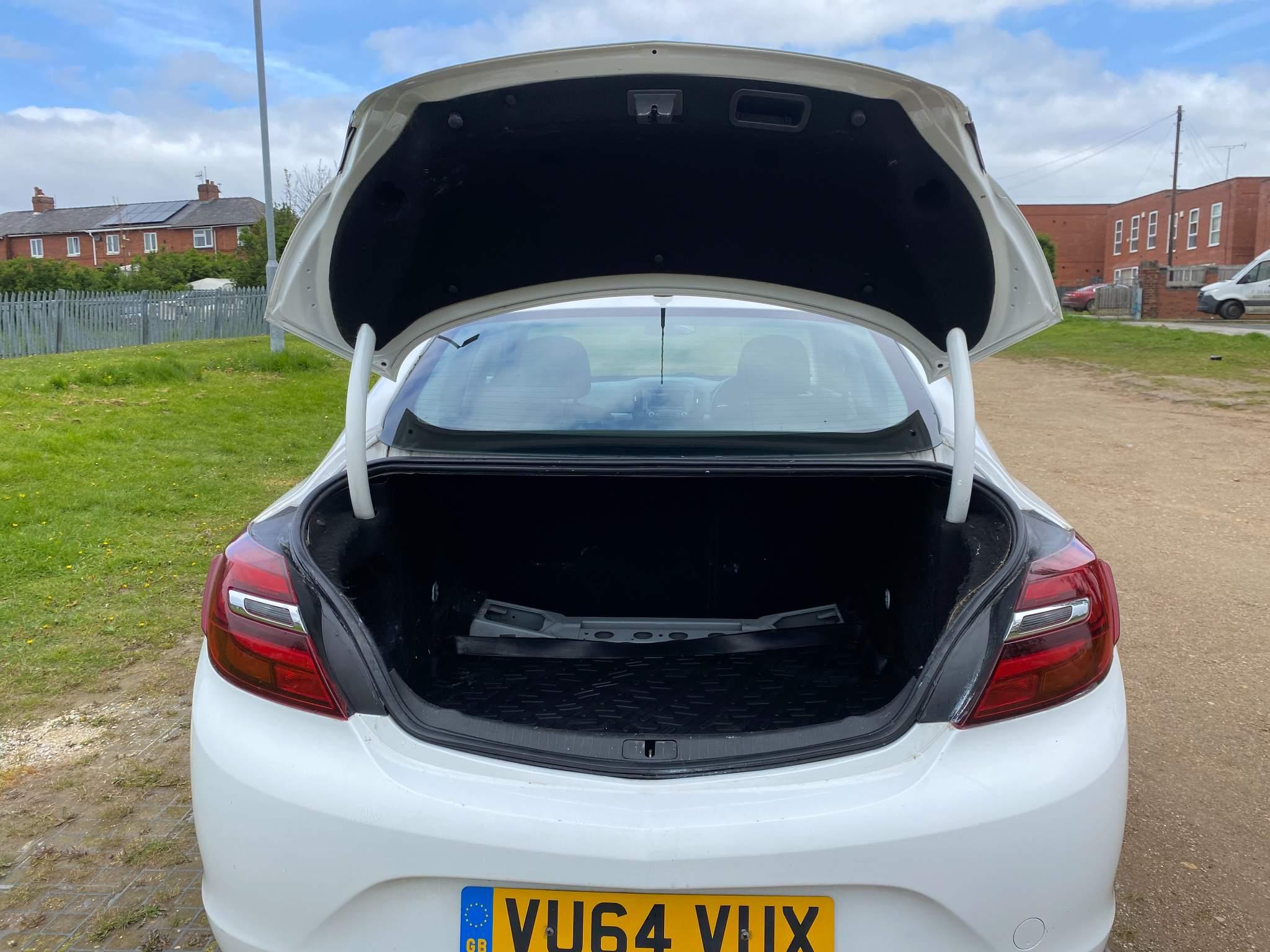 Vauxhall Insignia 2.0L DESIGN CDTI Saloon 4dr Diesel Manual Euro 5 (128 bhp) 4dr Manual 2025