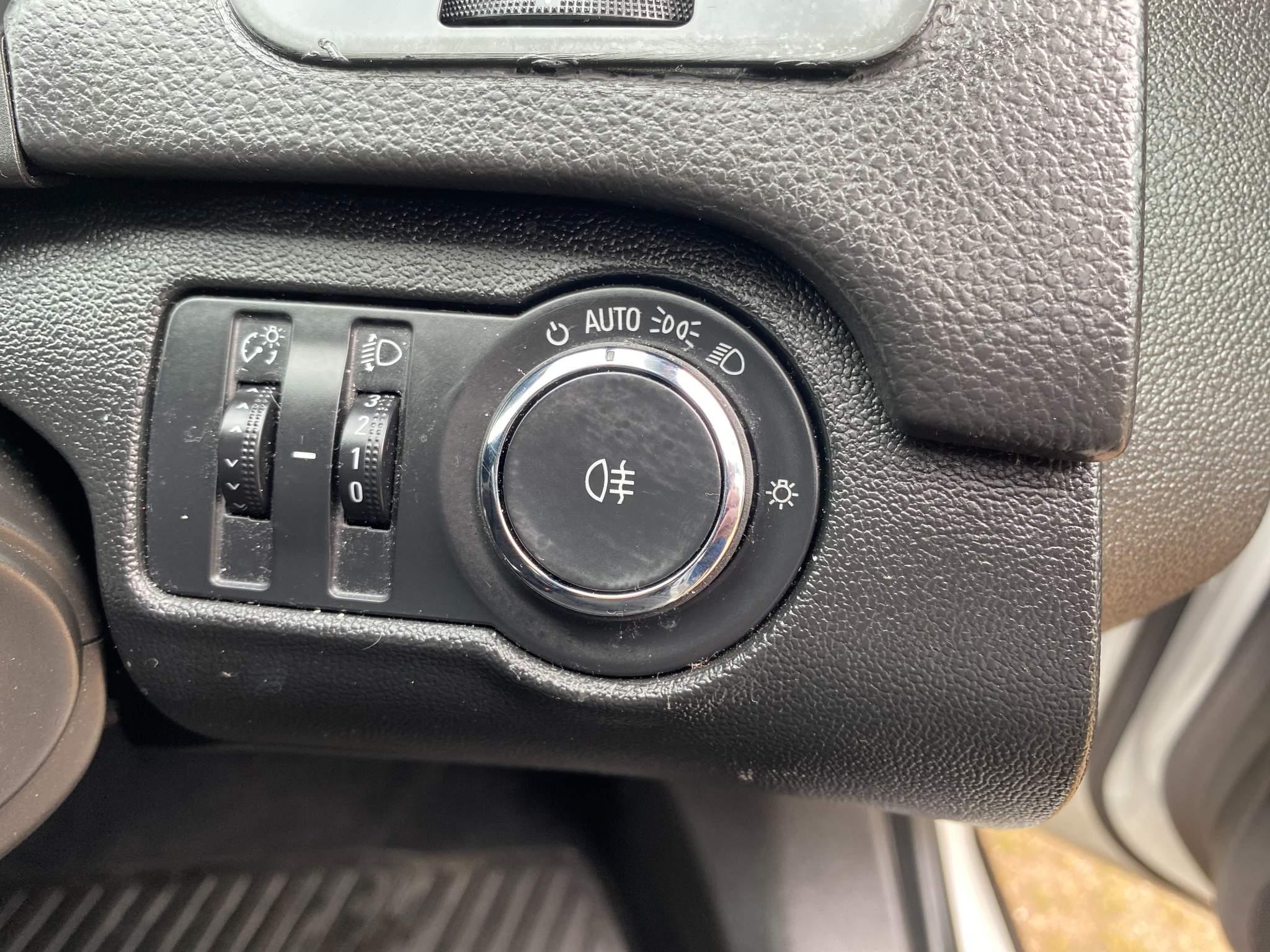 Vauxhall Insignia 2.0L DESIGN CDTI Saloon 4dr Diesel Manual Euro 5 (128 bhp) 4dr Manual 2025