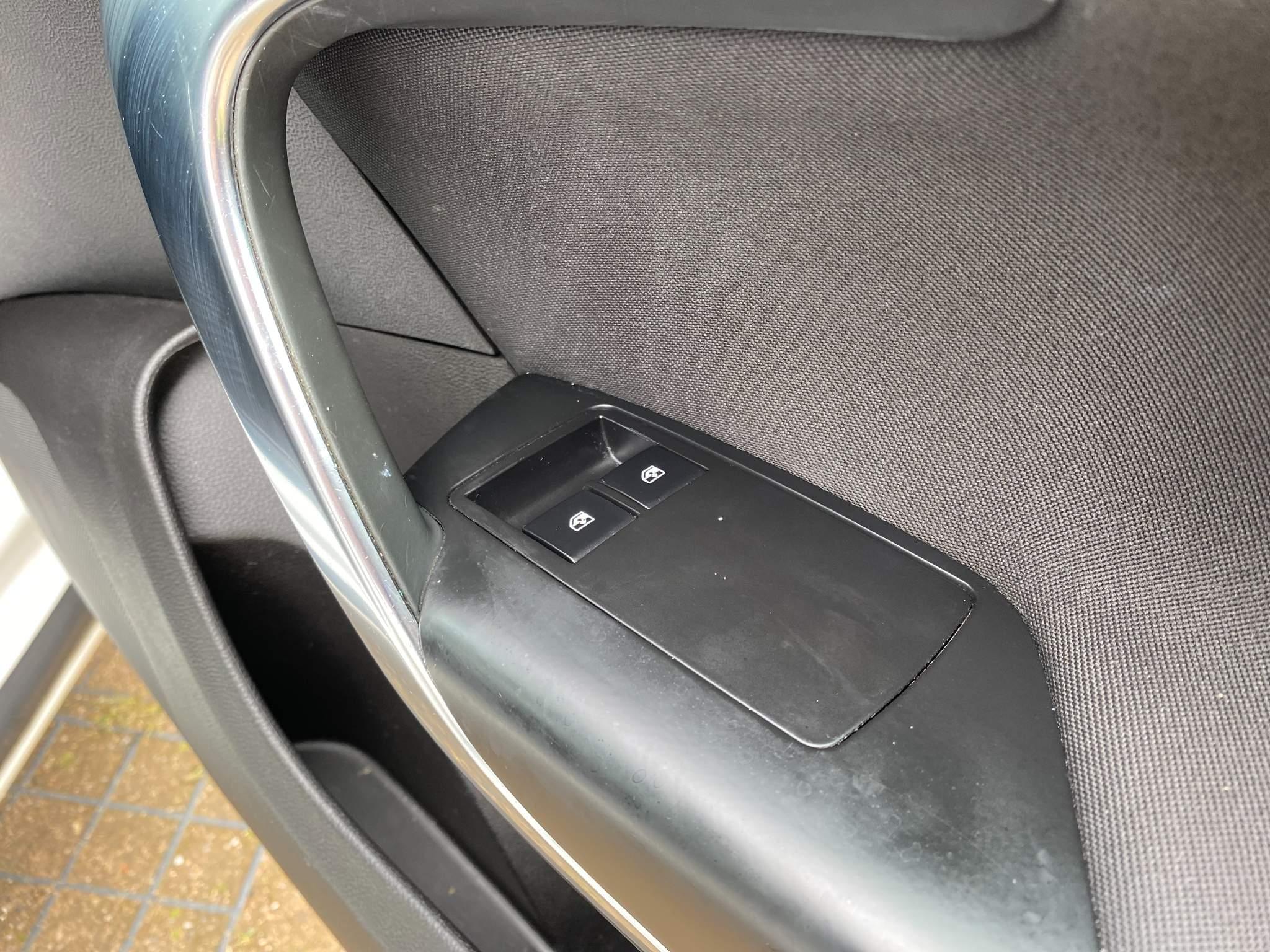 Vauxhall Insignia 2.0L DESIGN CDTI Saloon 4dr Diesel Manual Euro 5 (128 bhp) 4dr Manual 2025