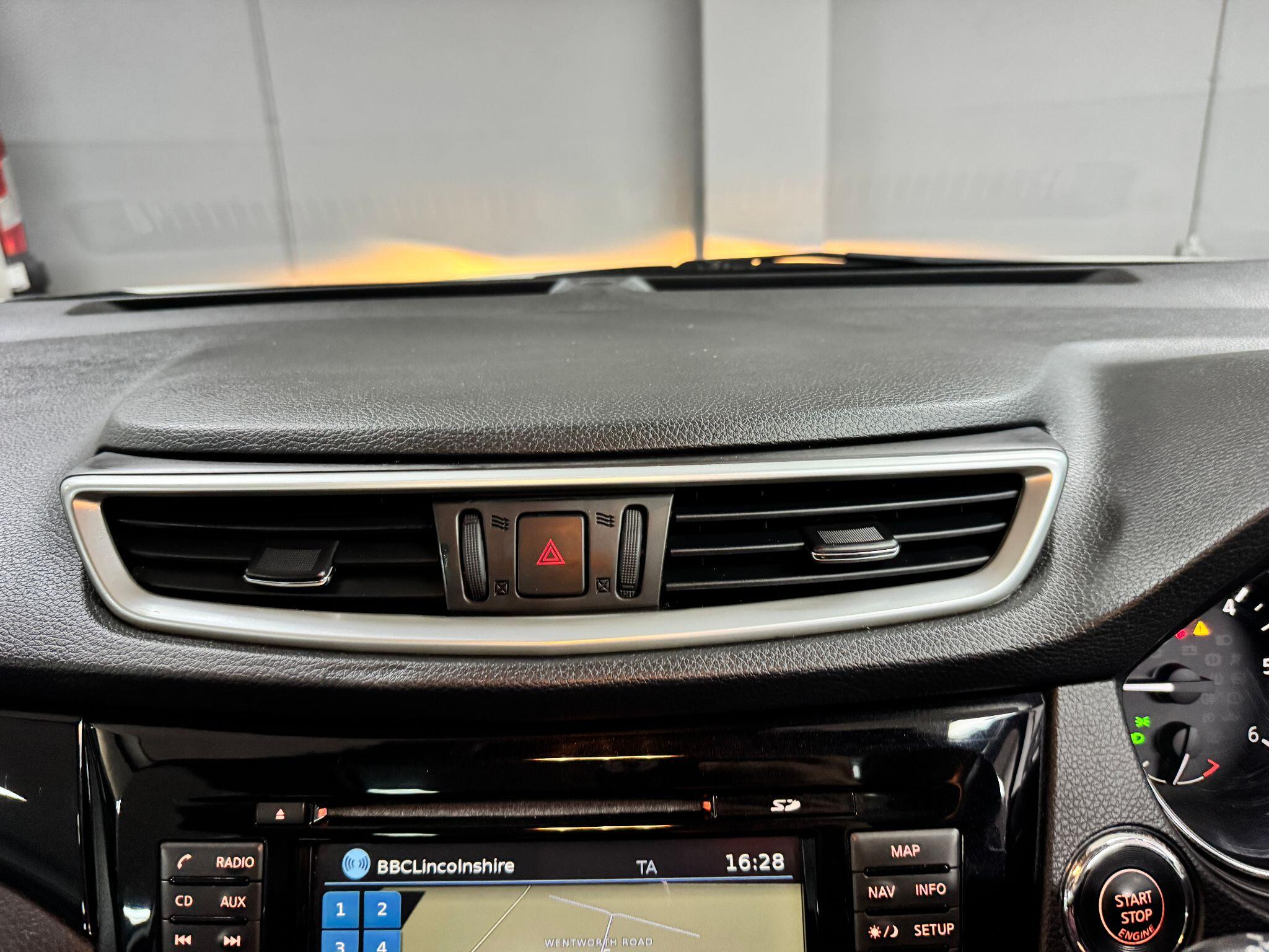 Nissan Qashqai 1.6 dCi N-Connecta 2WD Euro 6 (s/s) 5dr 5dr Manual 2016