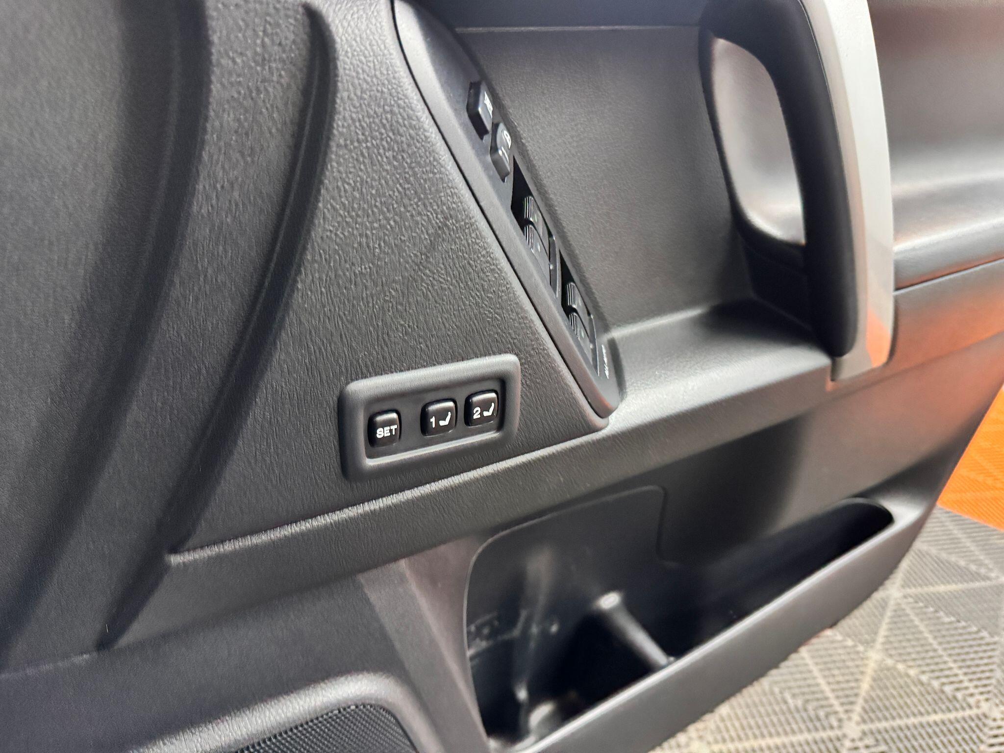 Toyota Land Cruiser 3.0 D-4D Invincible Auto 4WD Euro 5 5dr (7 Seats) 5dr Automatic 2014