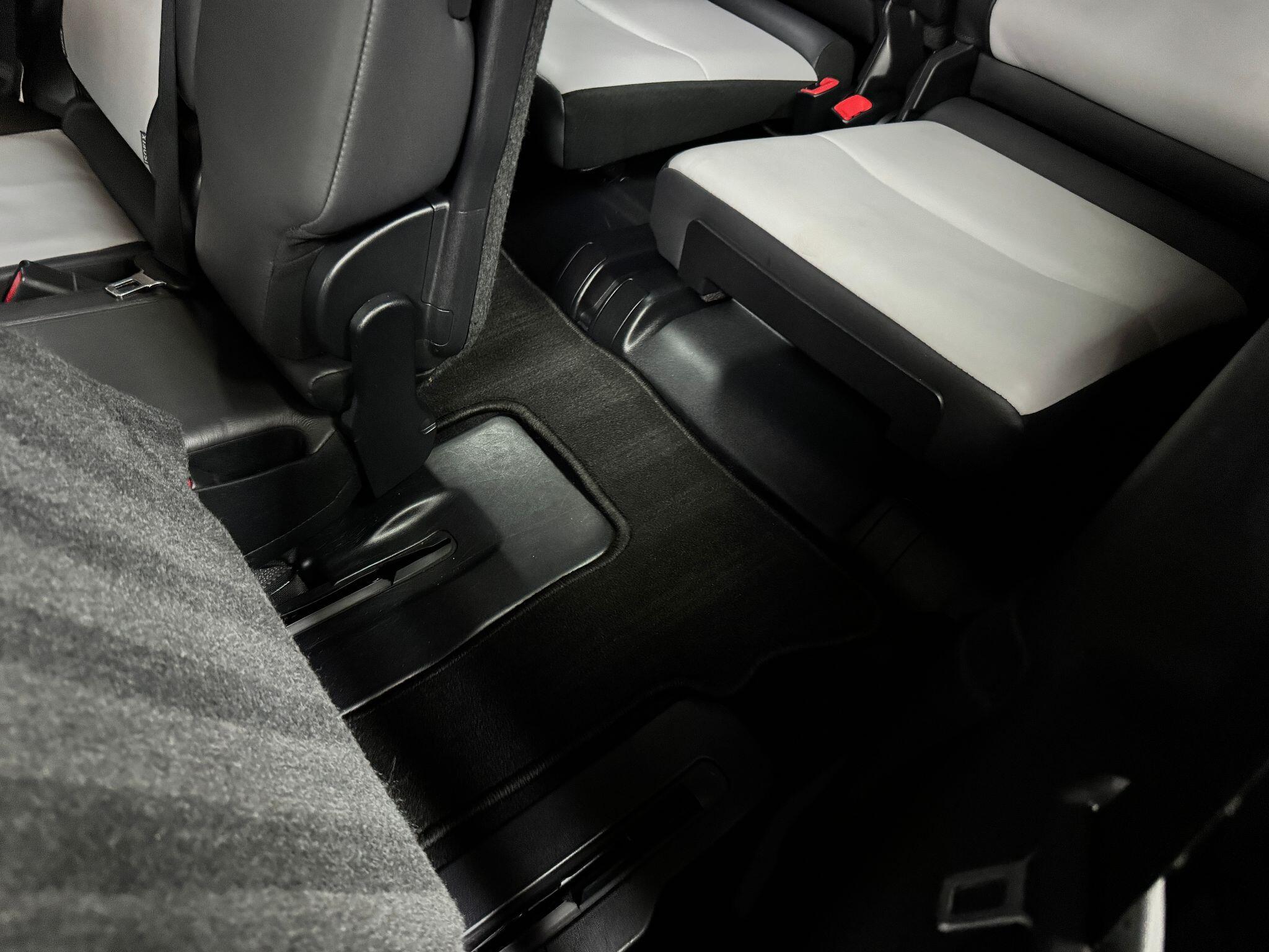 Toyota Land Cruiser 3.0 D-4D Invincible Auto 4WD Euro 5 5dr (7 Seats) 5dr Automatic 2014