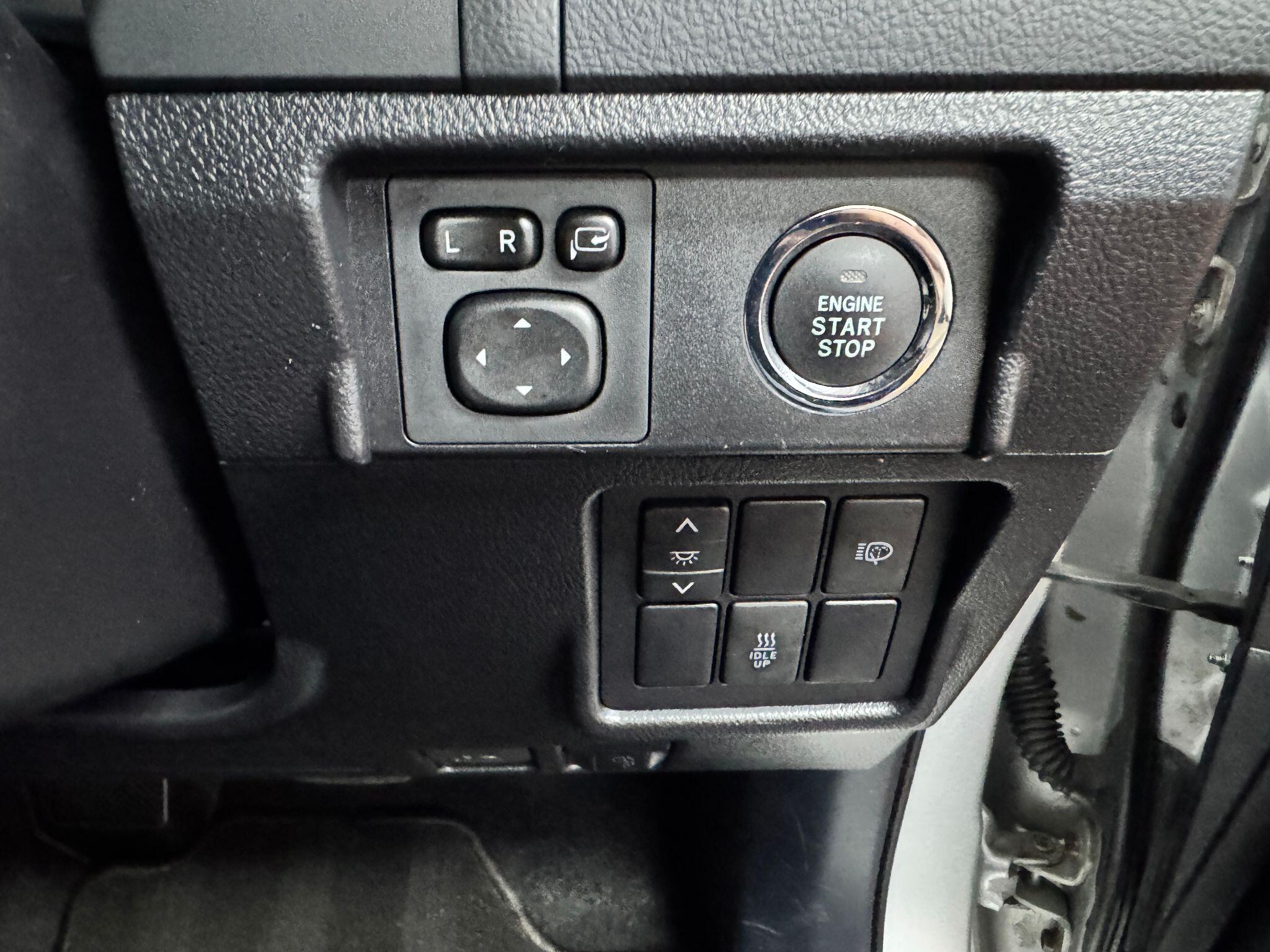 Toyota Land Cruiser 3.0 D-4D Invincible Auto 4WD Euro 5 5dr (7 Seats) 5dr Automatic 2014