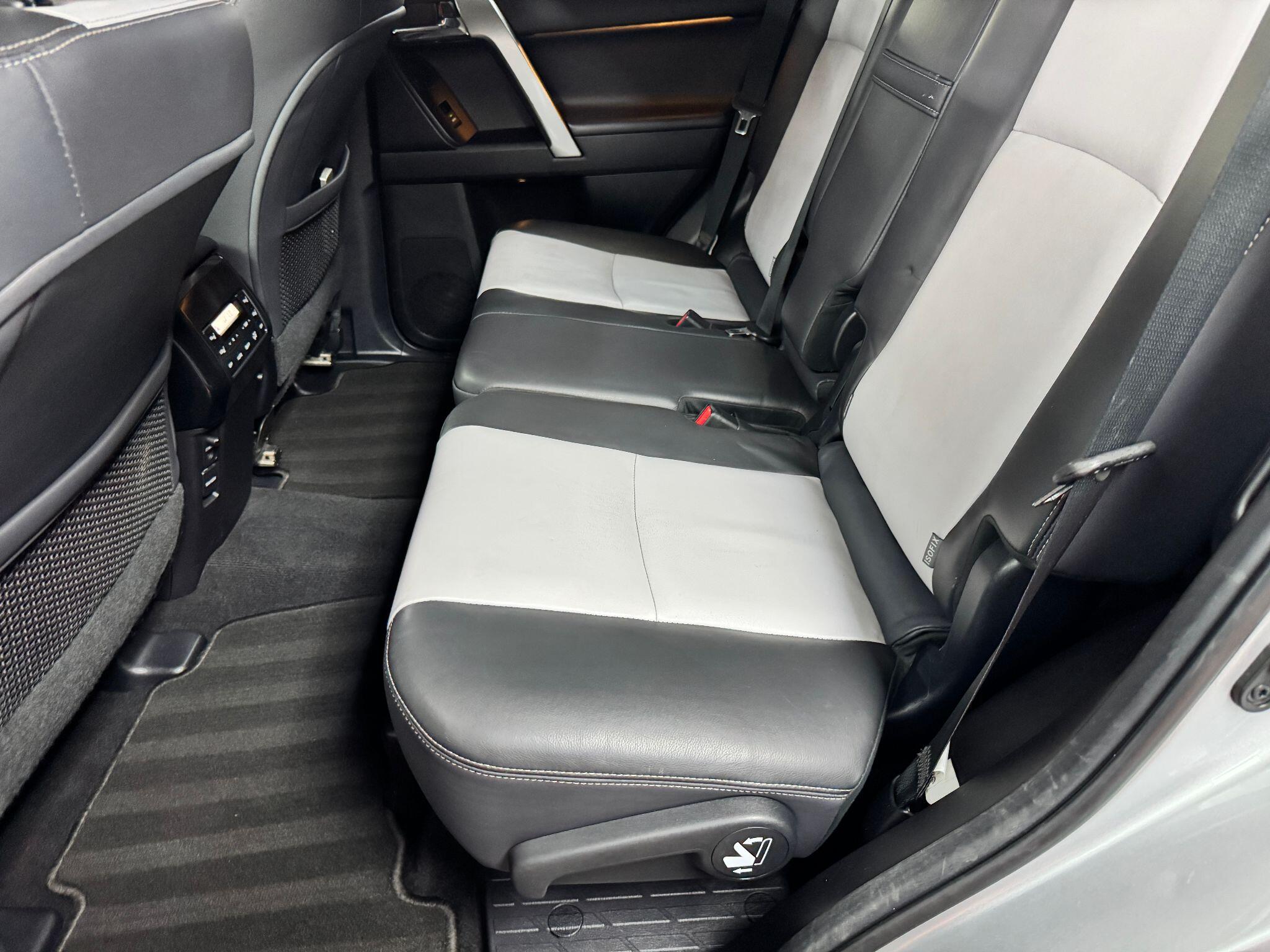 Toyota Land Cruiser 3.0 D-4D Invincible Auto 4WD Euro 5 5dr (7 Seats) 5dr Automatic 2014