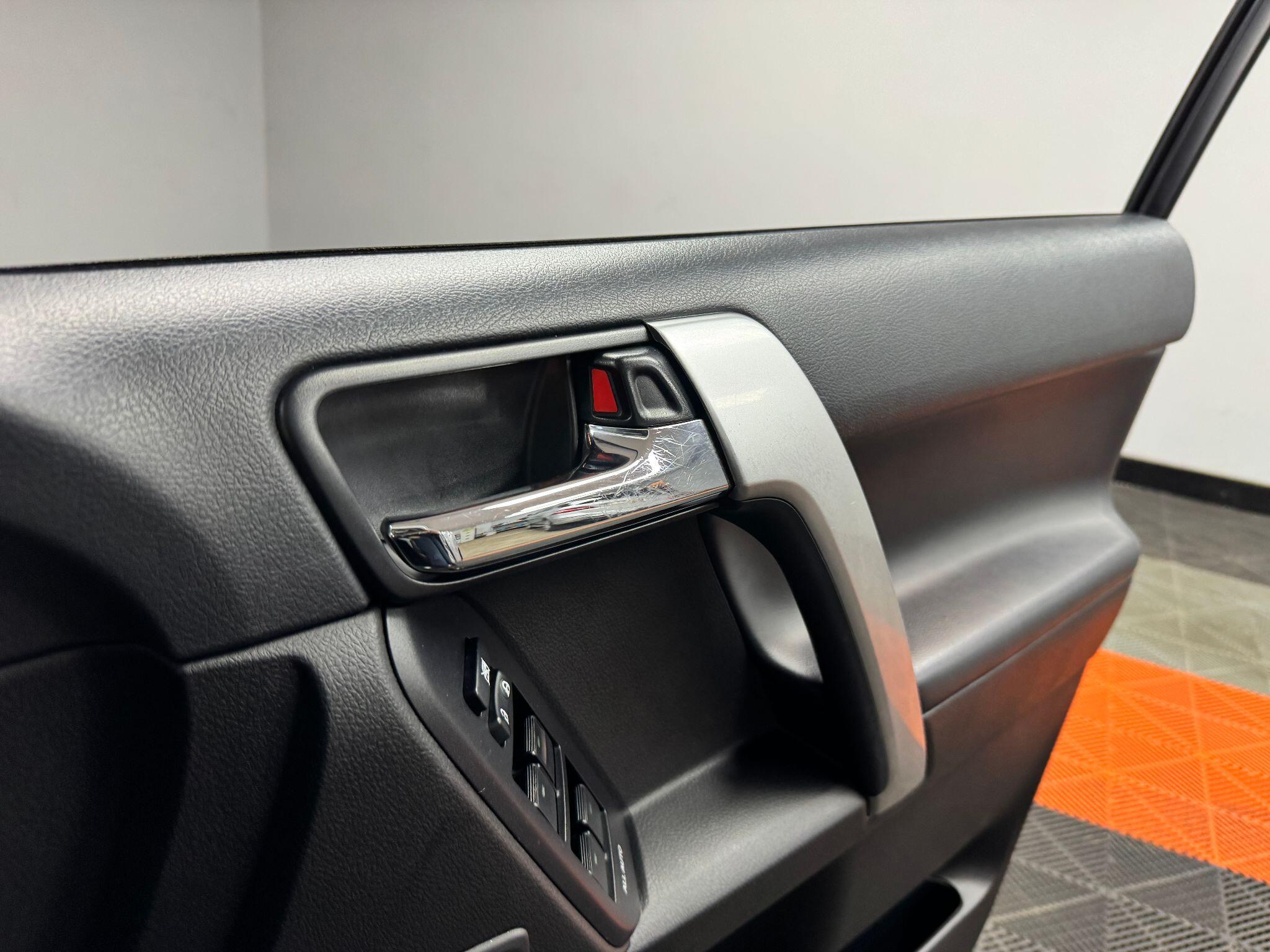 Toyota Land Cruiser 3.0 D-4D Invincible Auto 4WD Euro 5 5dr (7 Seats) 5dr Automatic 2014