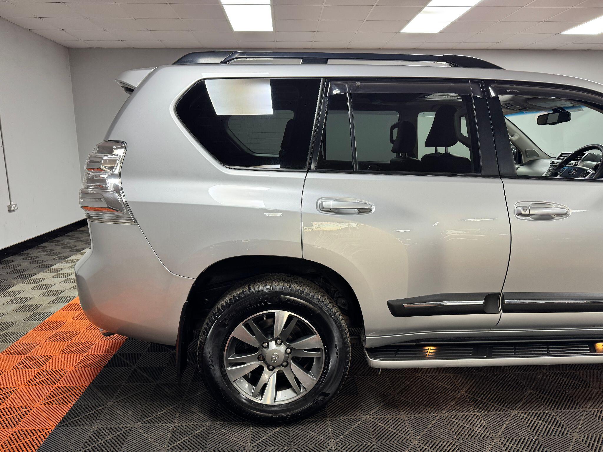 Toyota Land Cruiser 3.0 D-4D Invincible Auto 4WD Euro 5 5dr (7 Seats) 5dr Automatic 2014