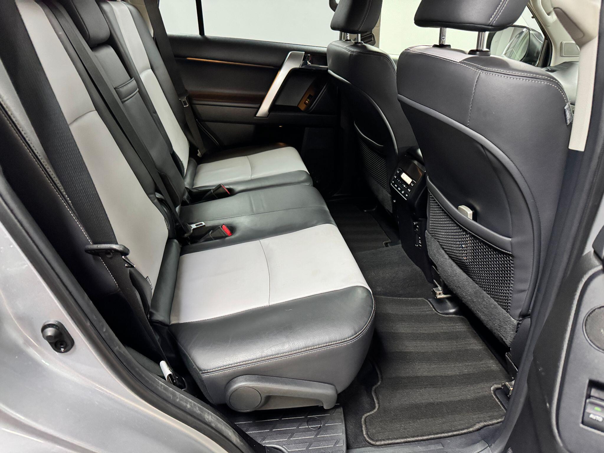 Toyota Land Cruiser 3.0 D-4D Invincible Auto 4WD Euro 5 5dr (7 Seats) 5dr Automatic 2014