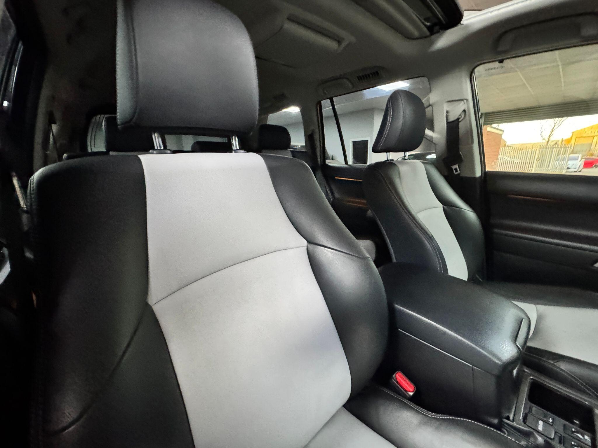 Toyota Land Cruiser 3.0 D-4D Invincible Auto 4WD Euro 5 5dr (7 Seats) 5dr Automatic 2014