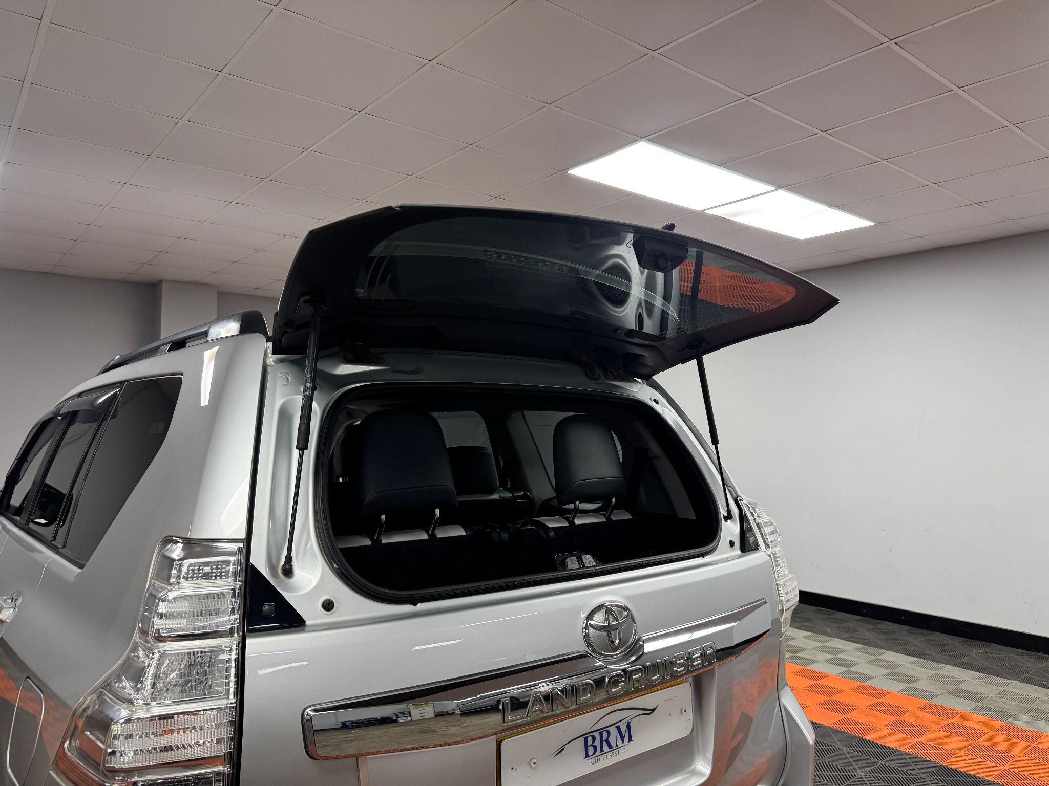 Toyota Land Cruiser 3.0 D-4D Invincible Auto 4WD Euro 5 5dr (7 Seats) 5dr Automatic 2014