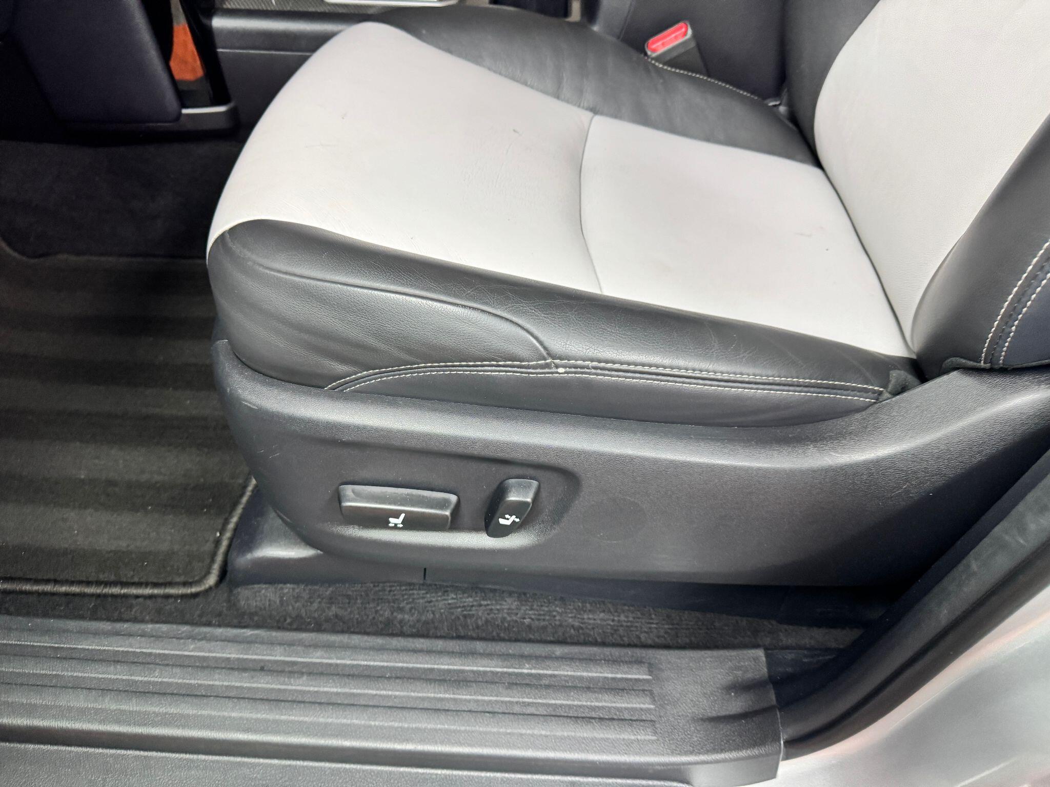 Toyota Land Cruiser 3.0 D-4D Invincible Auto 4WD Euro 5 5dr (7 Seats) 5dr Automatic 2014