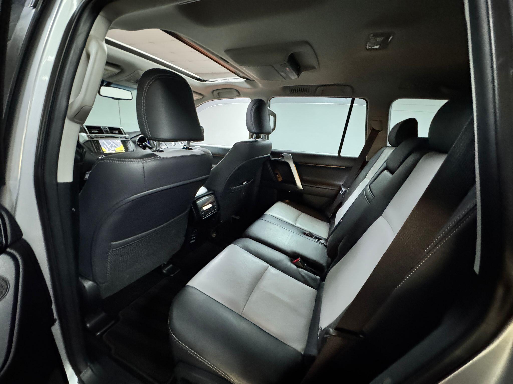 Toyota Land Cruiser 3.0 D-4D Invincible Auto 4WD Euro 5 5dr (7 Seats) 5dr Automatic 2014