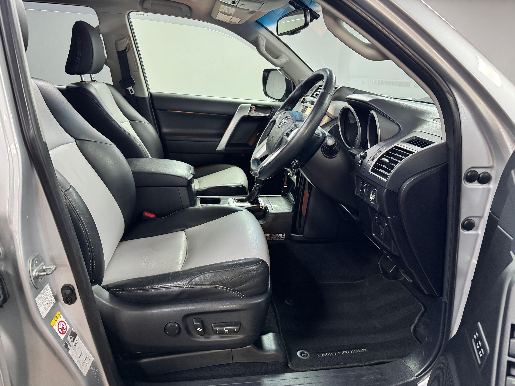 Toyota Land Cruiser 3.0 D-4D Invincible Auto 4WD Euro 5 5dr (7 Seats) 5dr Automatic 2014