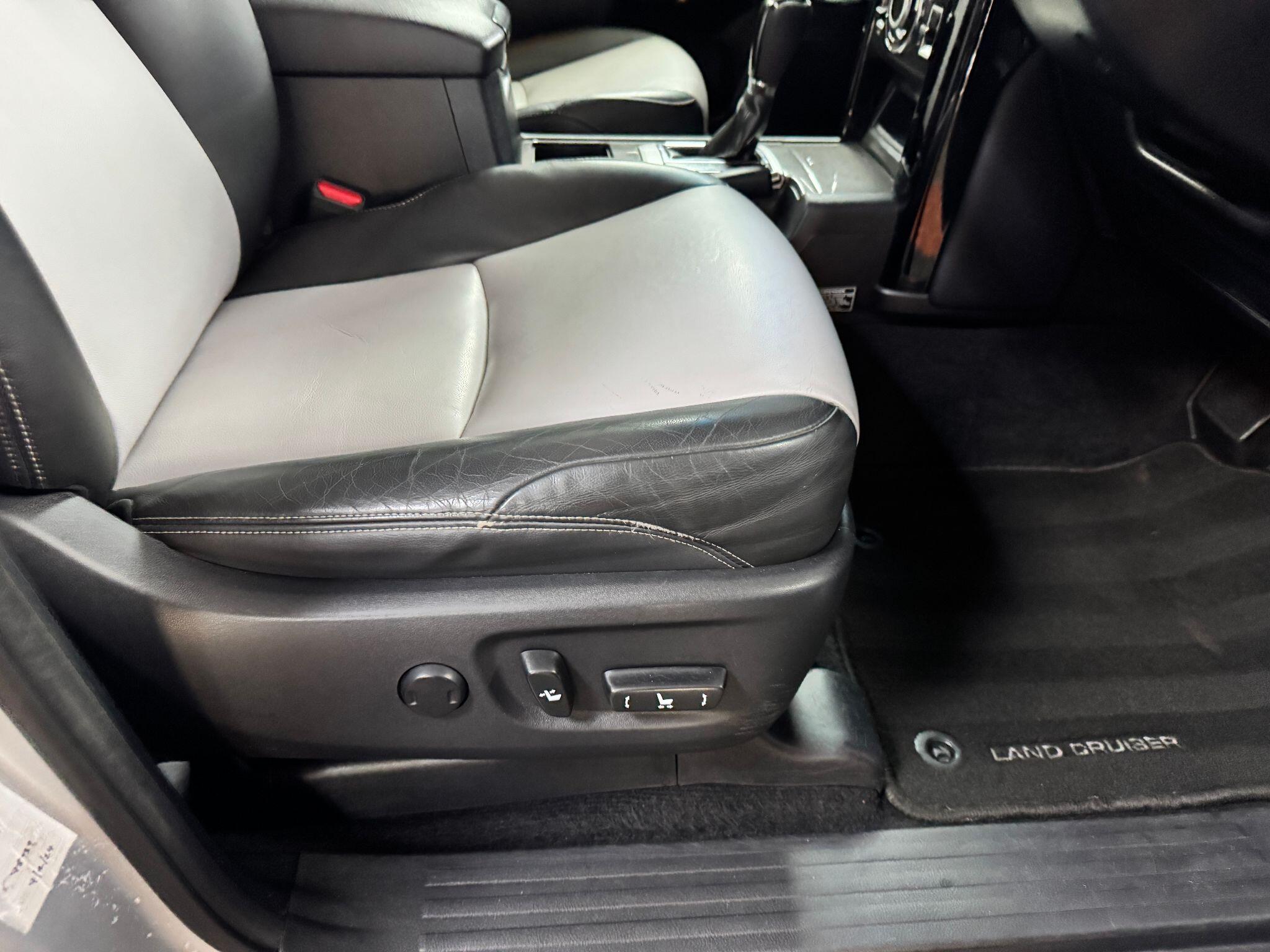 Toyota Land Cruiser 3.0 D-4D Invincible Auto 4WD Euro 5 5dr (7 Seats) 5dr Automatic 2014
