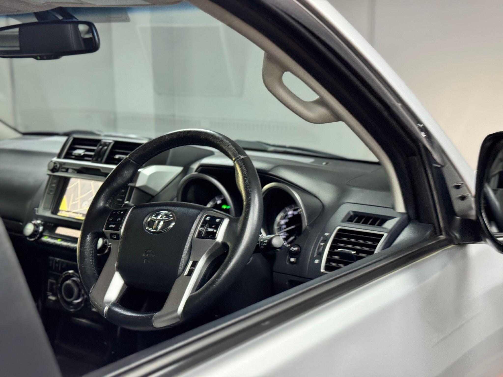 Toyota Land Cruiser 3.0 D-4D Invincible Auto 4WD Euro 5 5dr (7 Seats) 5dr Automatic 2014