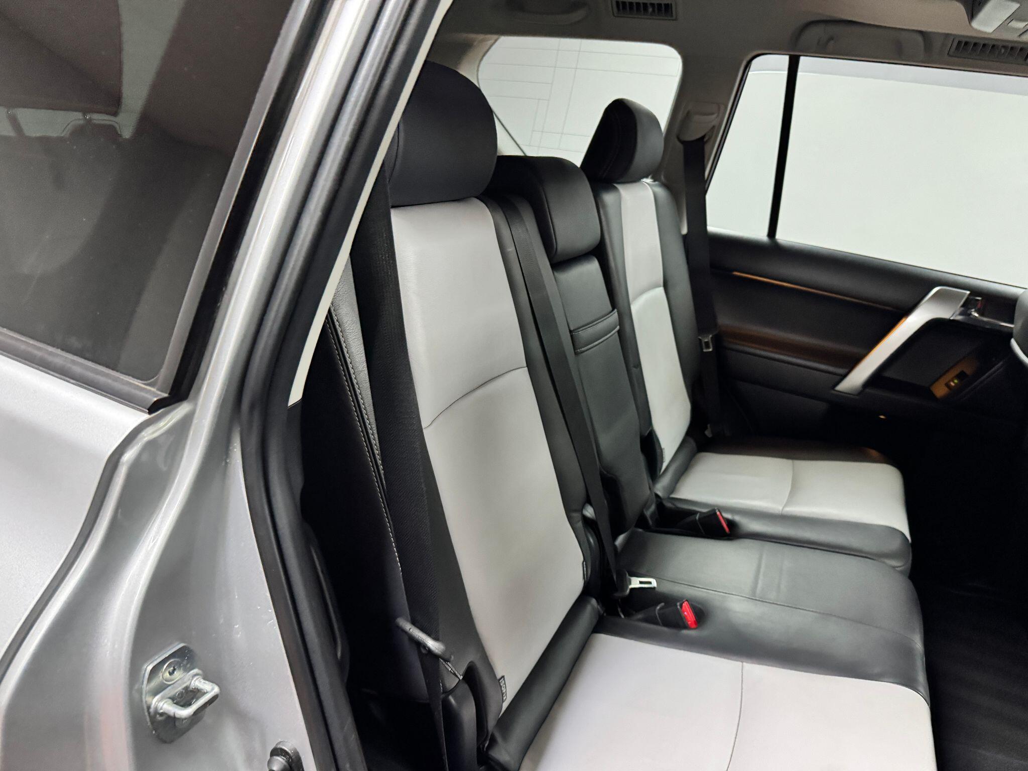 Toyota Land Cruiser 3.0 D-4D Invincible Auto 4WD Euro 5 5dr (7 Seats) 5dr Automatic 2014