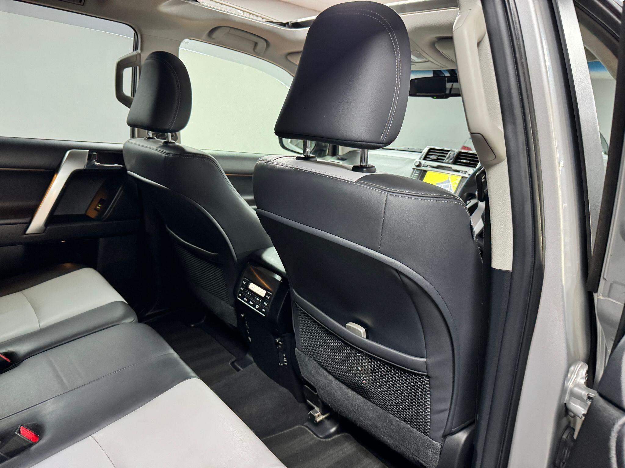 Toyota Land Cruiser 3.0 D-4D Invincible Auto 4WD Euro 5 5dr (7 Seats) 5dr Automatic 2014