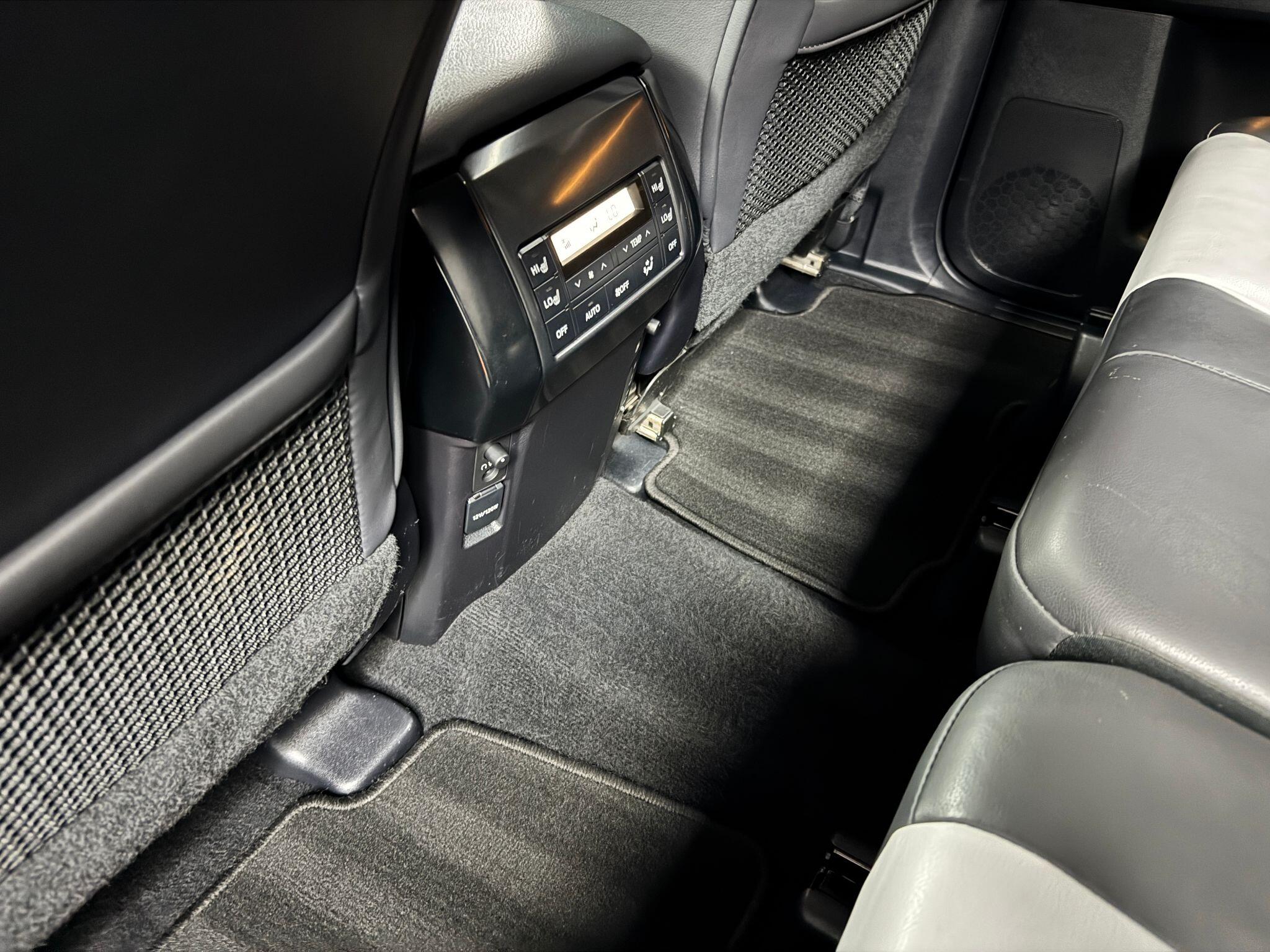 Toyota Land Cruiser 3.0 D-4D Invincible Auto 4WD Euro 5 5dr (7 Seats) 5dr Automatic 2014