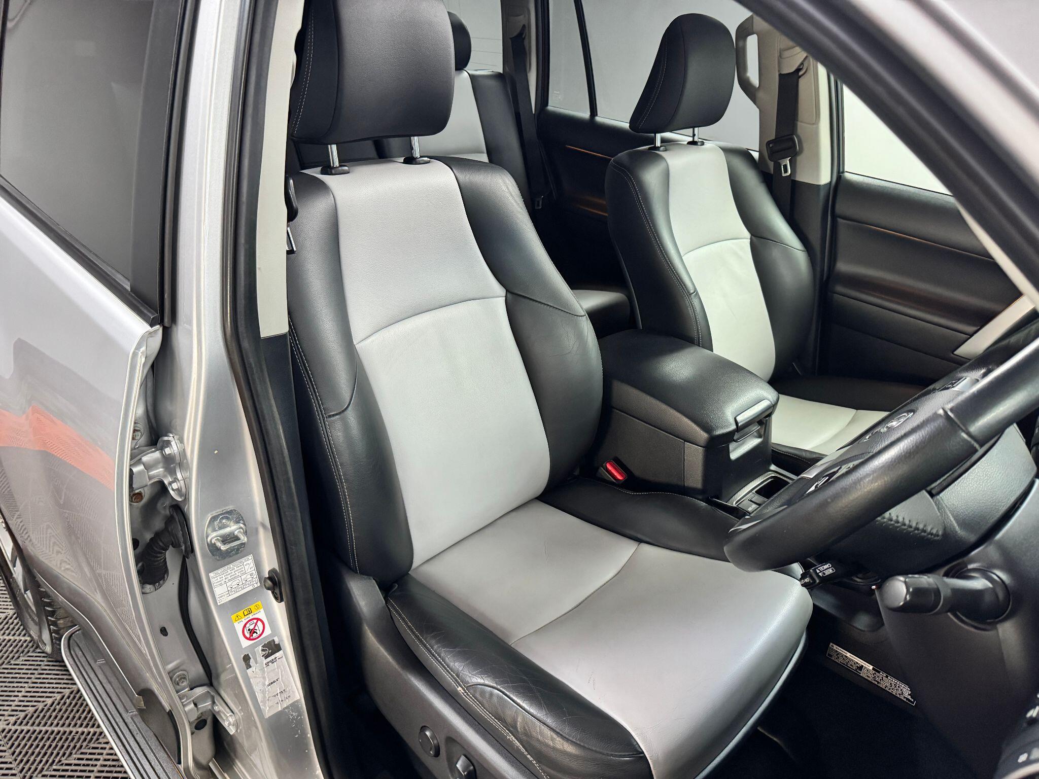 Toyota Land Cruiser 3.0 D-4D Invincible Auto 4WD Euro 5 5dr (7 Seats) 5dr Automatic 2014