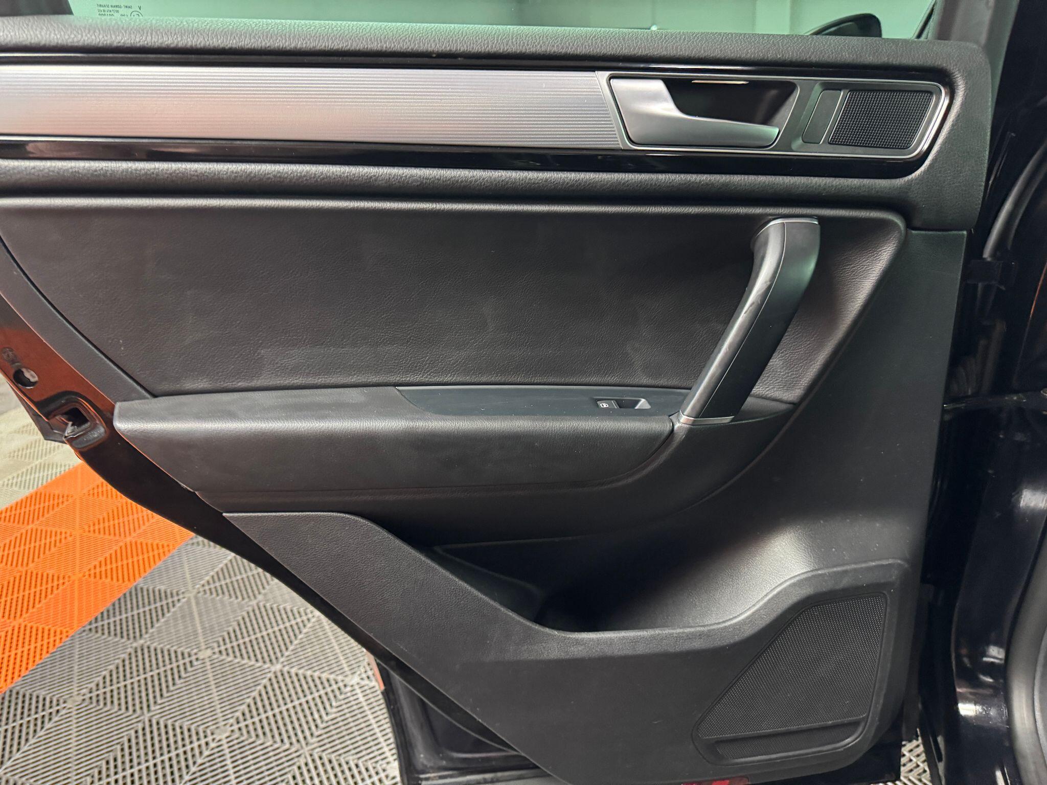 Volkswagen Touareg 3.0 TDI V6 BlueMotion Tech R-Line Tiptronic 4WD Euro 6 (s/s) 5dr 5dr Automatic 2015