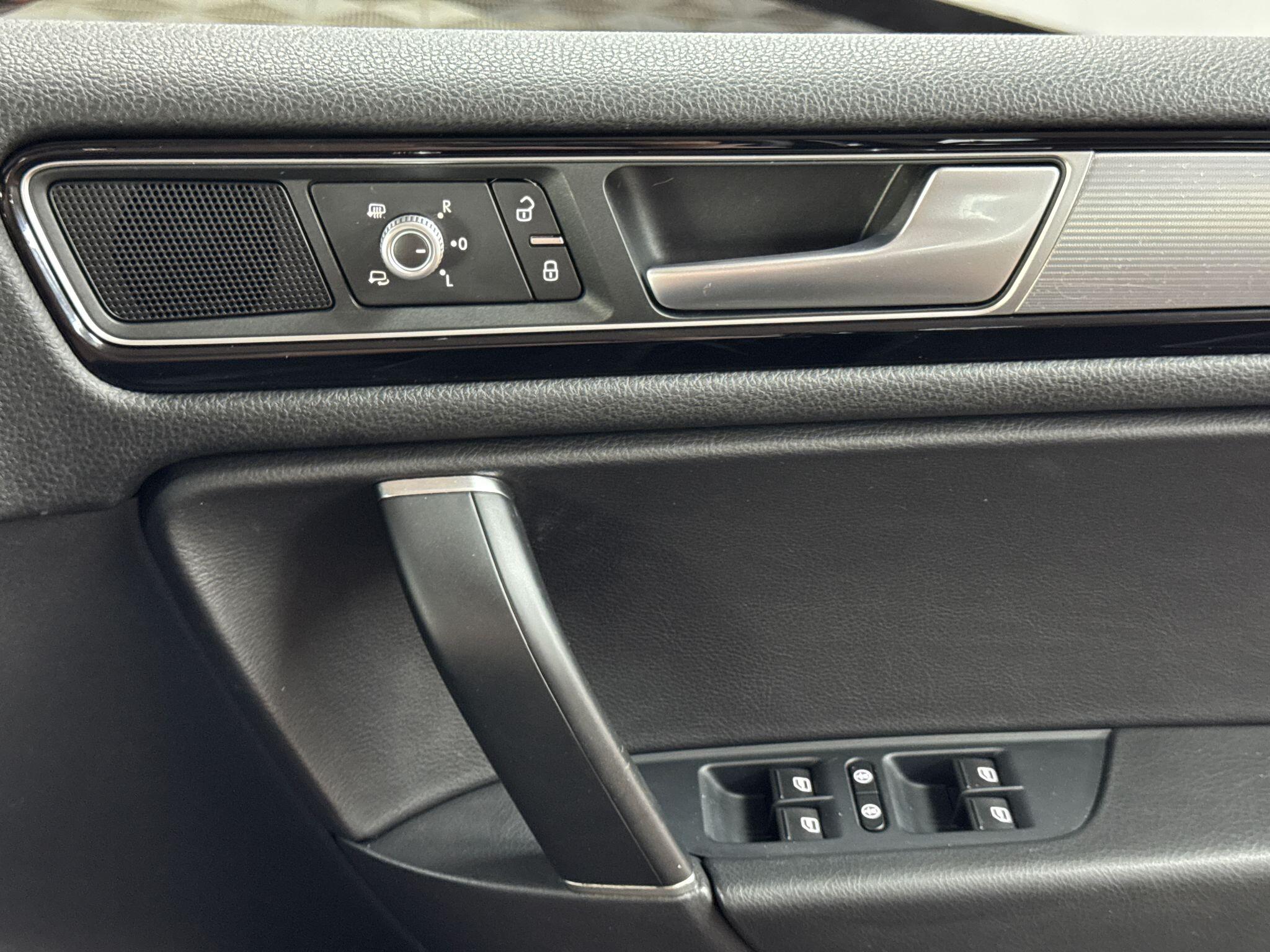 Volkswagen Touareg 3.0 TDI V6 BlueMotion Tech R-Line Tiptronic 4WD Euro 6 (s/s) 5dr 5dr Automatic 2015