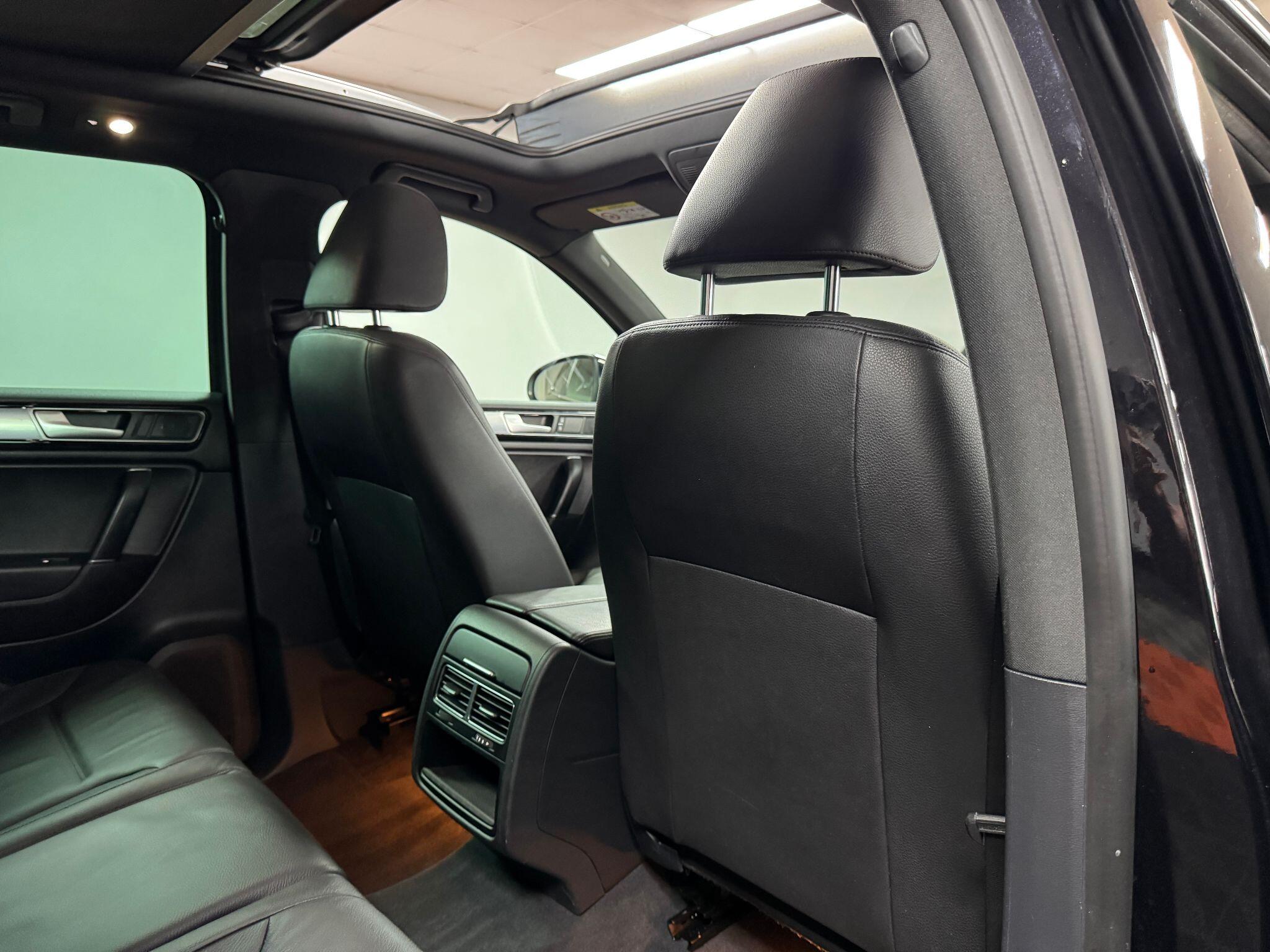 Volkswagen Touareg 3.0 TDI V6 BlueMotion Tech R-Line Tiptronic 4WD Euro 6 (s/s) 5dr 5dr Automatic 2015