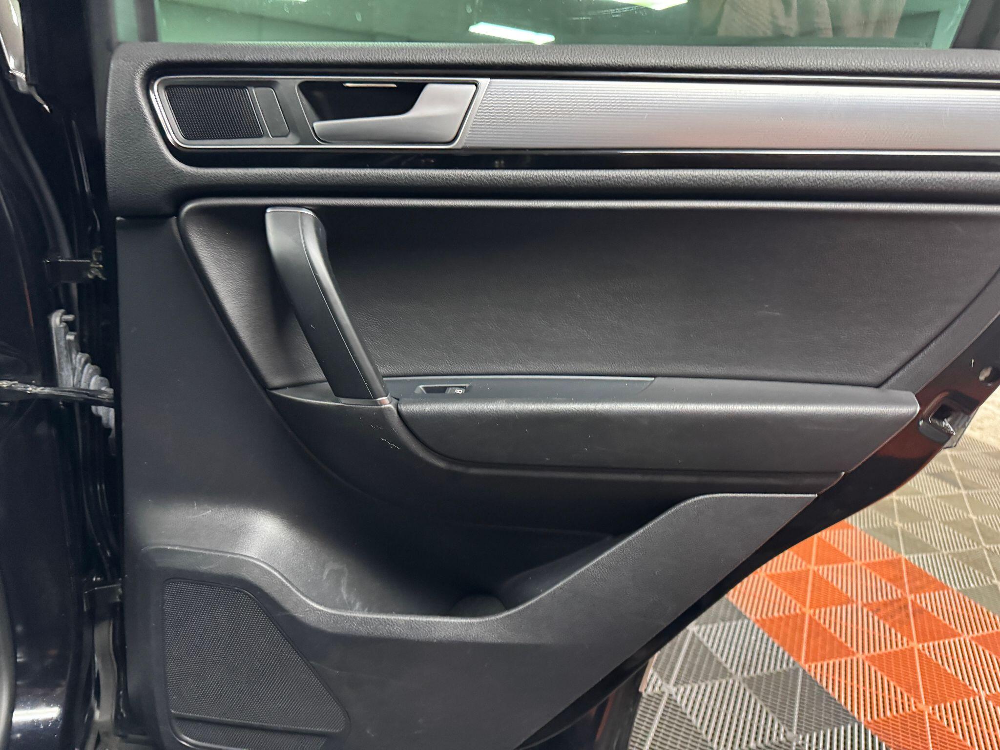 Volkswagen Touareg 3.0 TDI V6 BlueMotion Tech R-Line Tiptronic 4WD Euro 6 (s/s) 5dr 5dr Automatic 2015