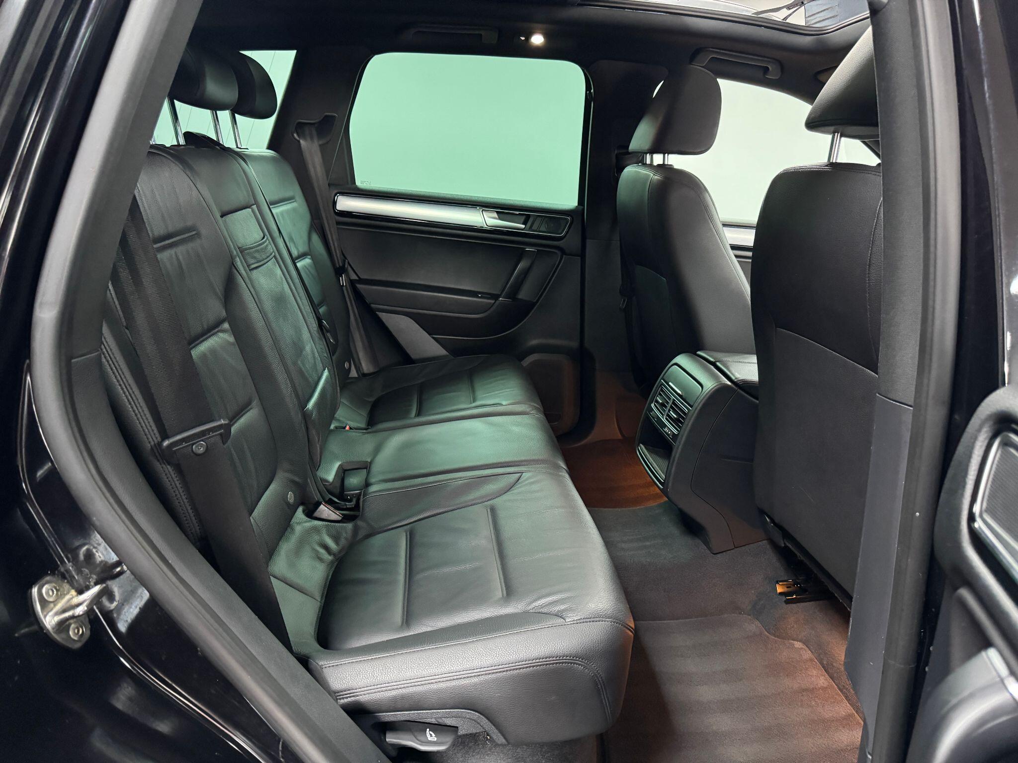 Volkswagen Touareg 3.0 TDI V6 BlueMotion Tech R-Line Tiptronic 4WD Euro 6 (s/s) 5dr 5dr Automatic 2015