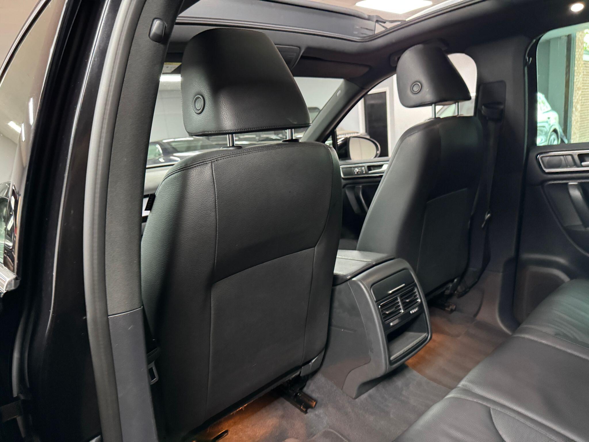 Volkswagen Touareg 3.0 TDI V6 BlueMotion Tech R-Line Tiptronic 4WD Euro 6 (s/s) 5dr 5dr Automatic 2015