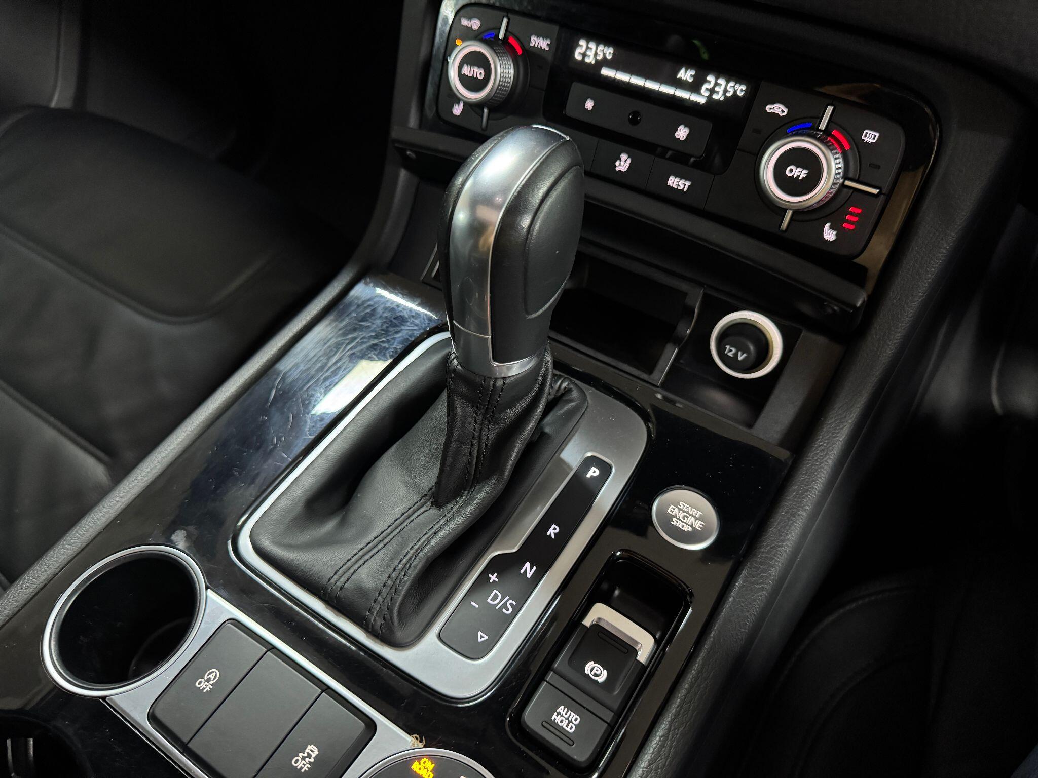 Volkswagen Touareg 3.0 TDI V6 BlueMotion Tech R-Line Tiptronic 4WD Euro 6 (s/s) 5dr 5dr Automatic 2015