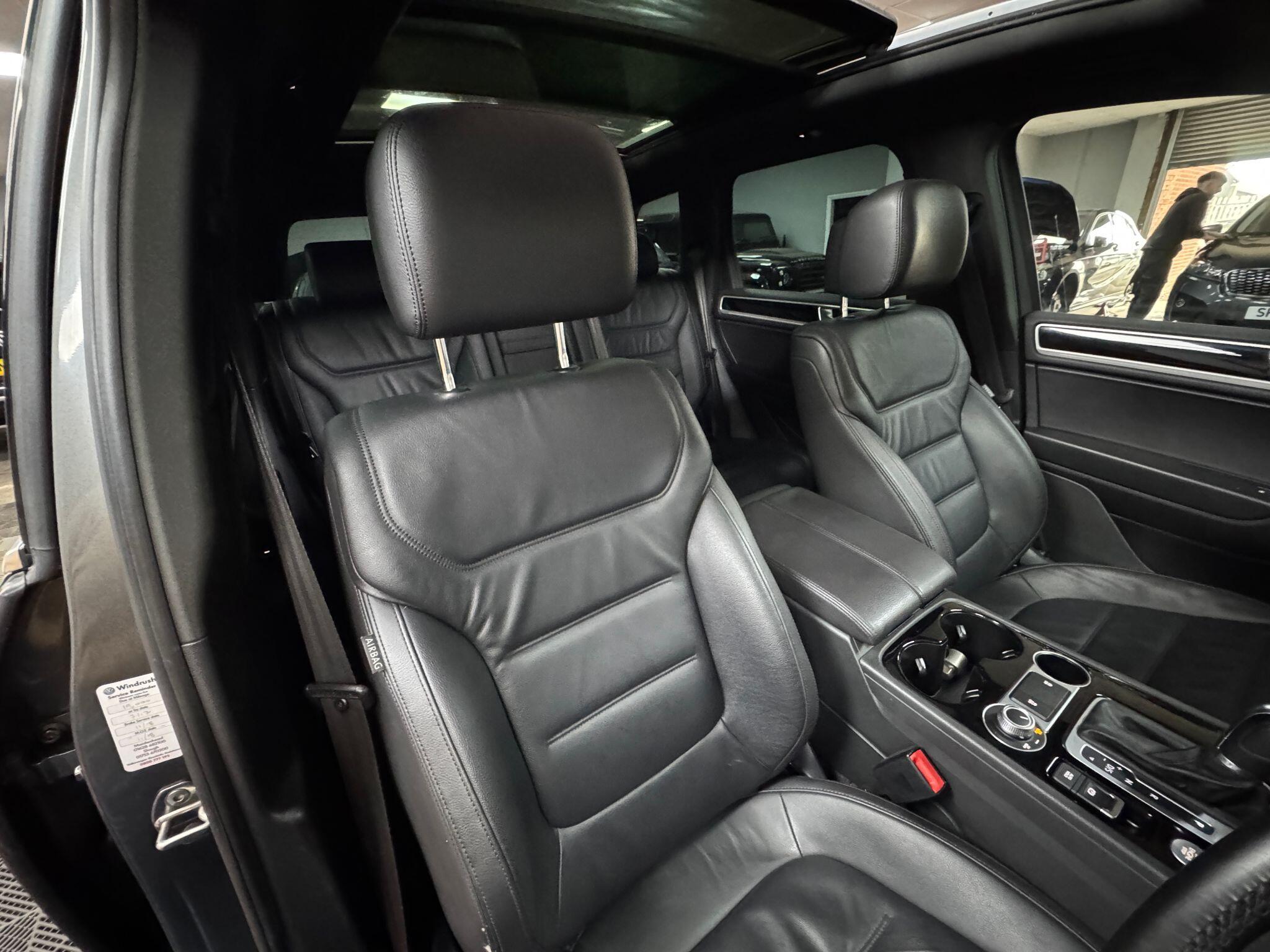 Volkswagen Touareg 3.0 TDI V6 BlueMotion Tech R-Line Tiptronic 4WD Euro 6 (s/s) 5dr 5dr Automatic 2015