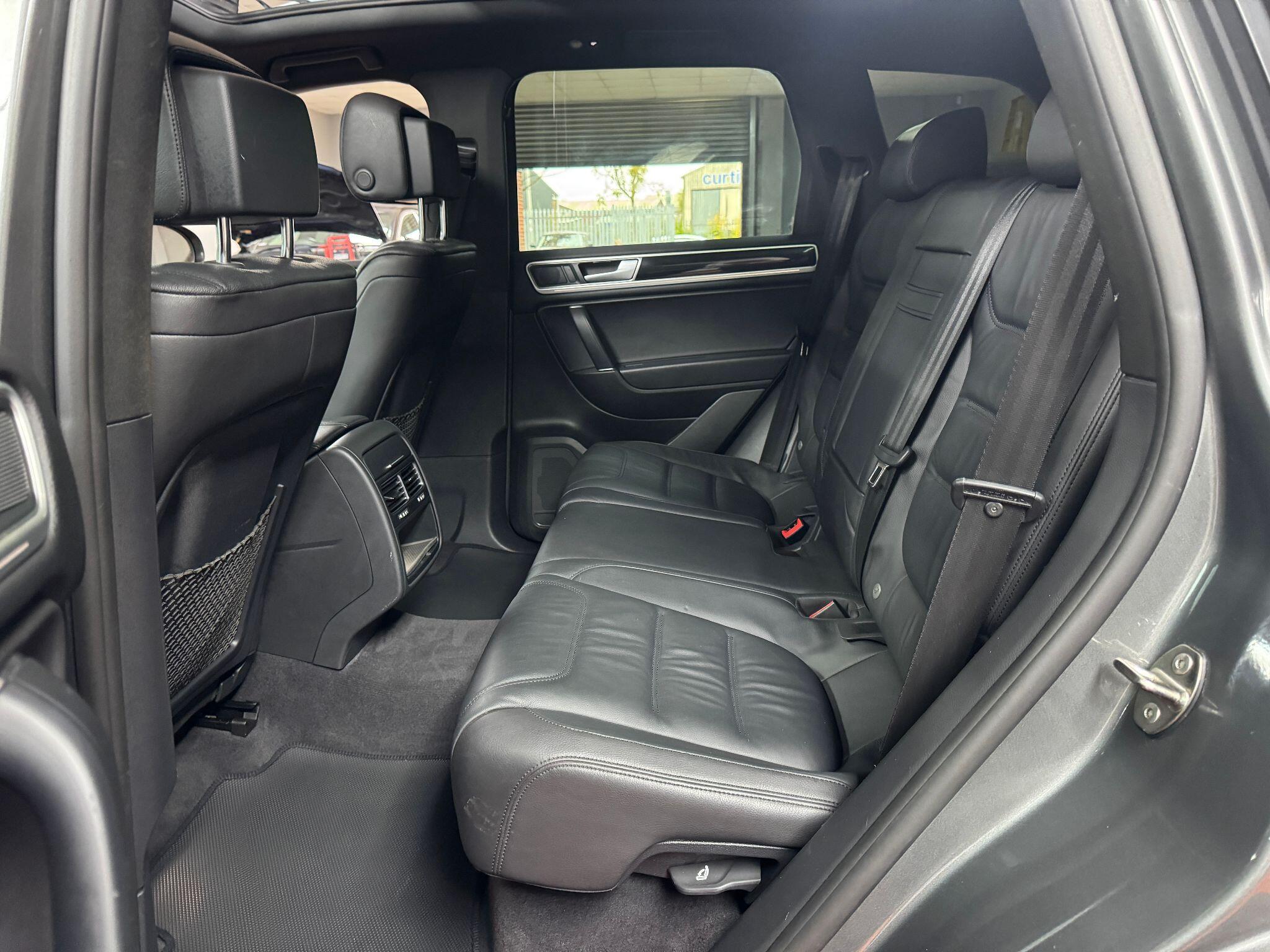 Volkswagen Touareg 3.0 TDI V6 BlueMotion Tech R-Line Tiptronic 4WD Euro 6 (s/s) 5dr 5dr Automatic 2015