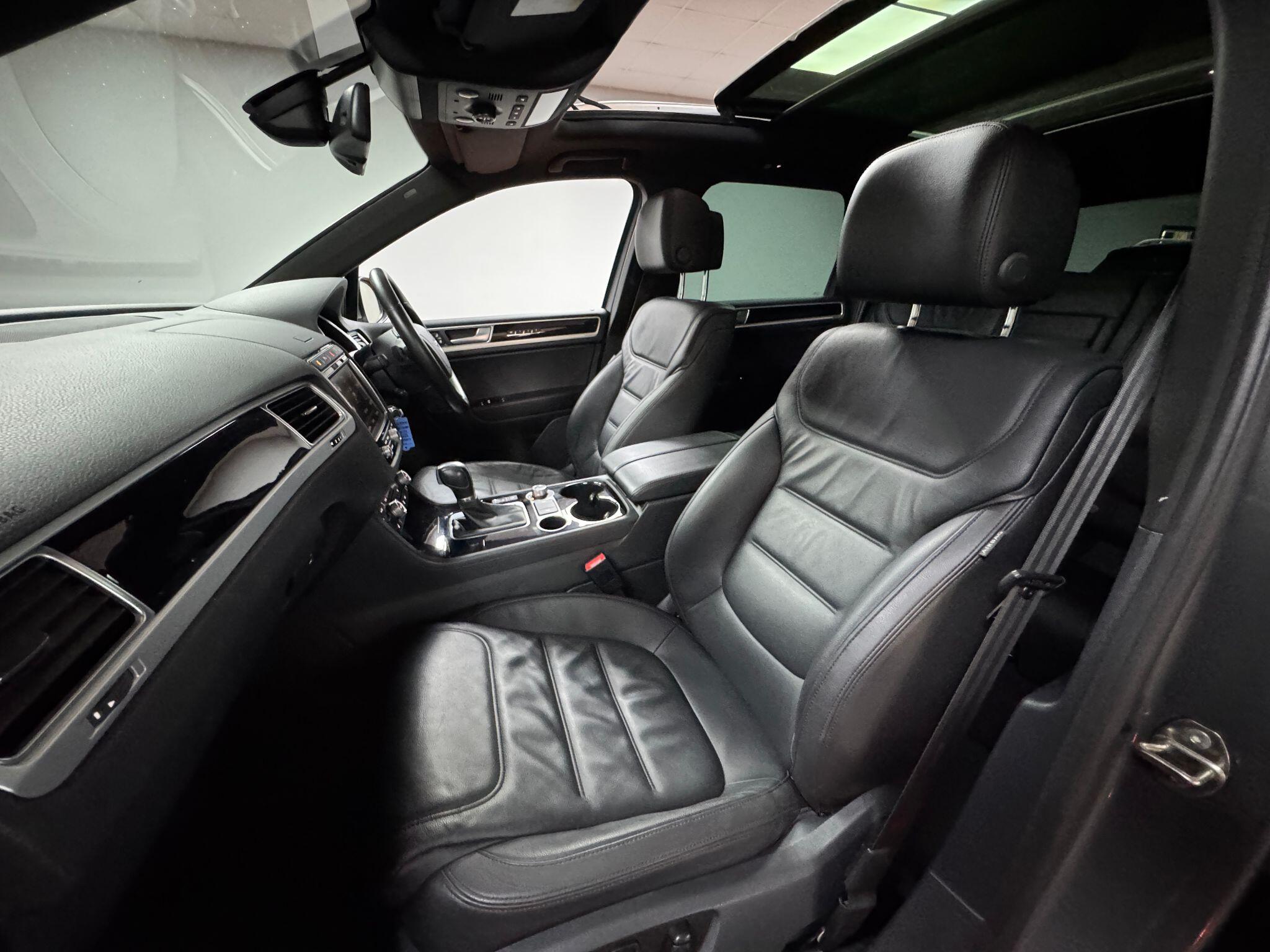 Volkswagen Touareg 3.0 TDI V6 BlueMotion Tech R-Line Tiptronic 4WD Euro 6 (s/s) 5dr 5dr Automatic 2015