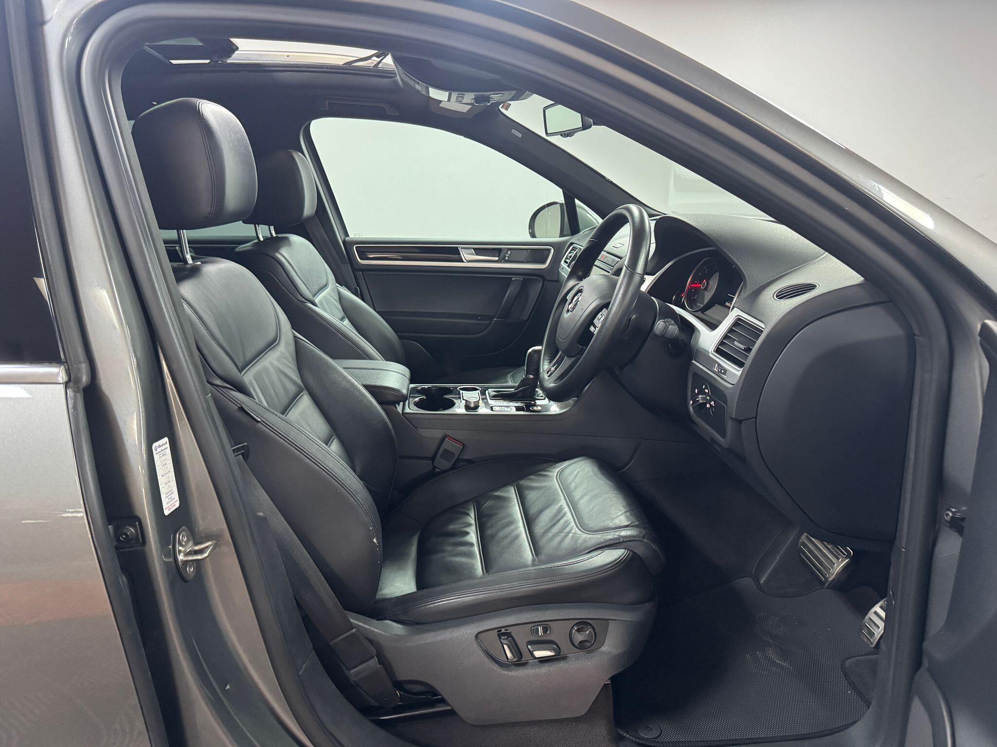 Volkswagen Touareg 3.0 TDI V6 BlueMotion Tech R-Line Tiptronic 4WD Euro 6 (s/s) 5dr 5dr Automatic 2015