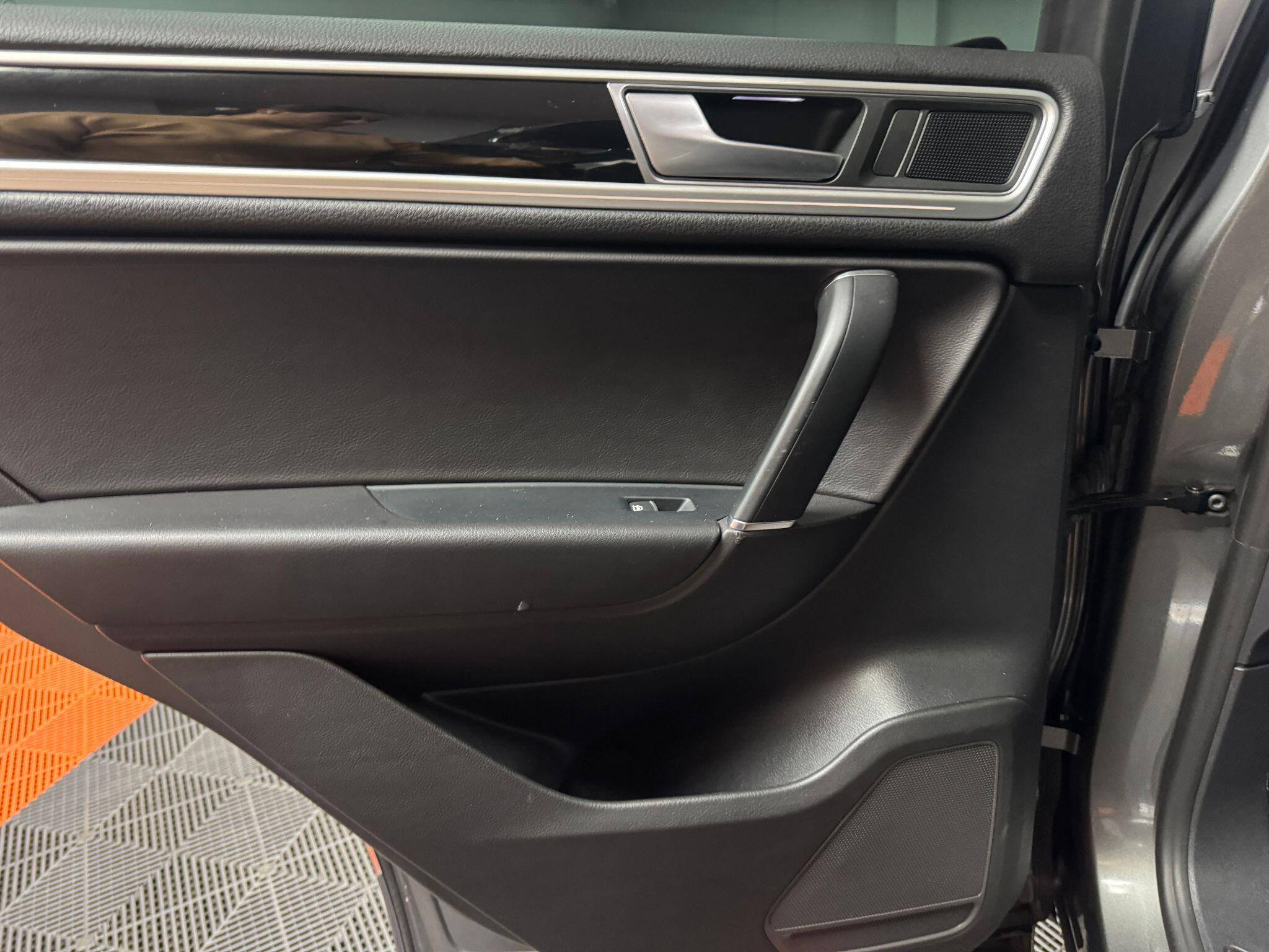 Volkswagen Touareg 3.0 TDI V6 BlueMotion Tech R-Line Tiptronic 4WD Euro 6 (s/s) 5dr 5dr Automatic 2015