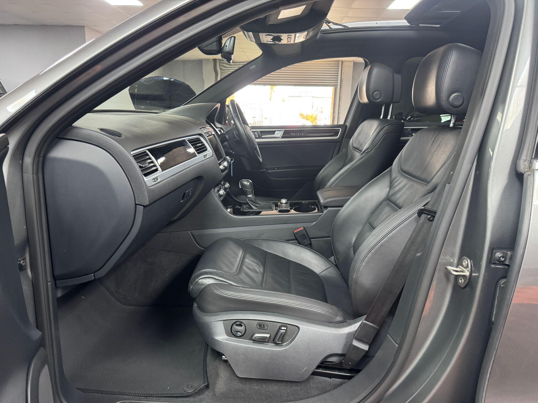 Volkswagen Touareg 3.0 TDI V6 BlueMotion Tech R-Line Tiptronic 4WD Euro 6 (s/s) 5dr 5dr Automatic 2015