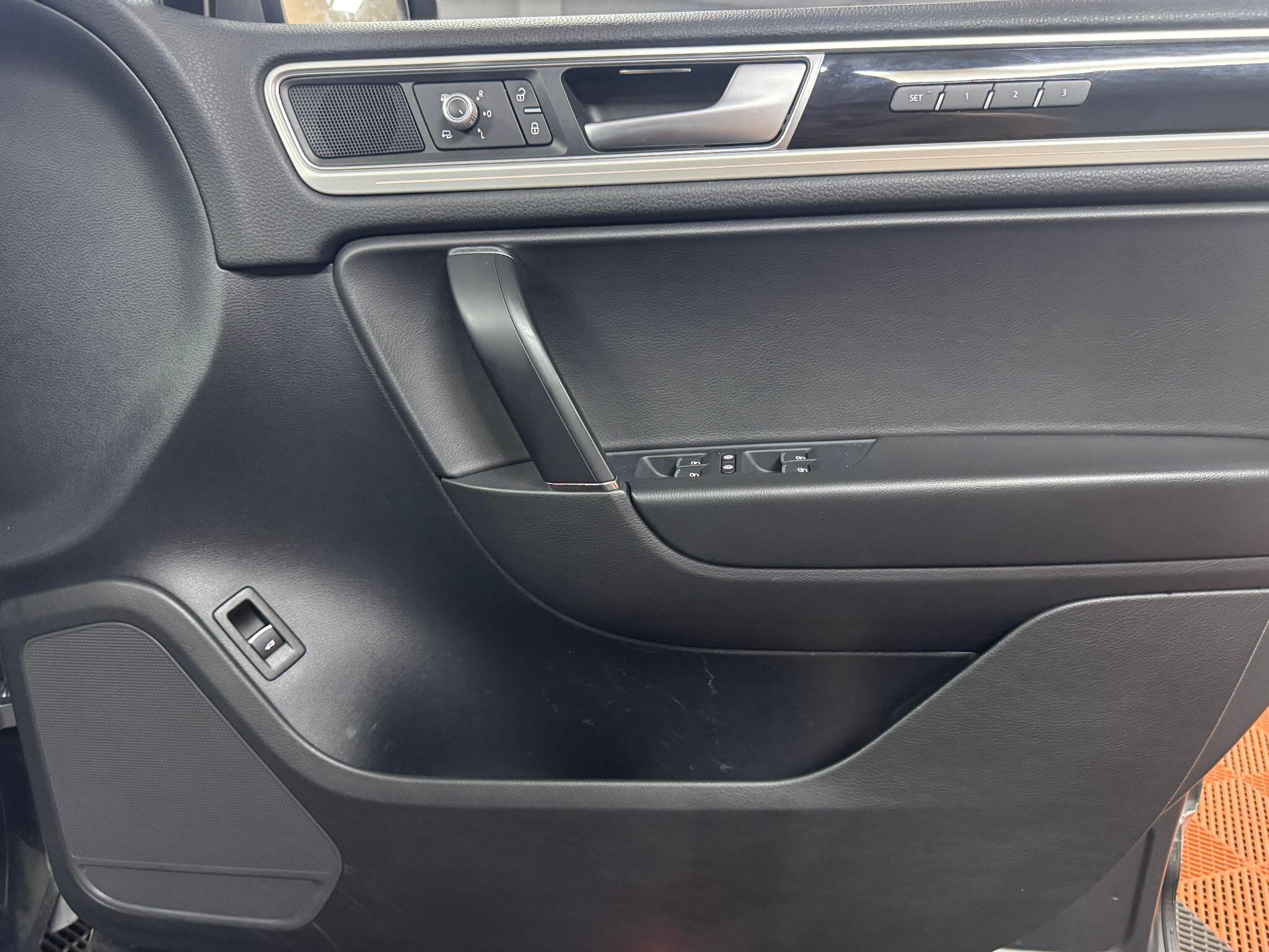 Volkswagen Touareg 3.0 TDI V6 BlueMotion Tech R-Line Tiptronic 4WD Euro 6 (s/s) 5dr 5dr Automatic 2015