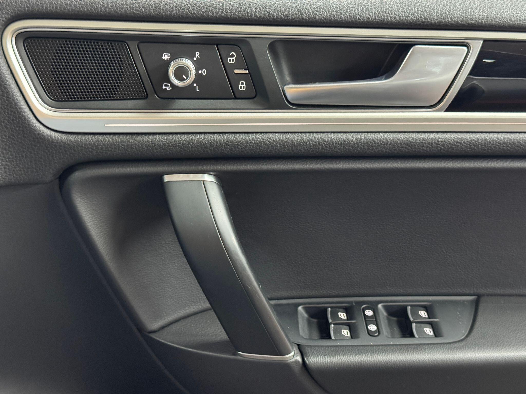 Volkswagen Touareg 3.0 TDI V6 BlueMotion Tech R-Line Tiptronic 4WD Euro 6 (s/s) 5dr 5dr Automatic 2015