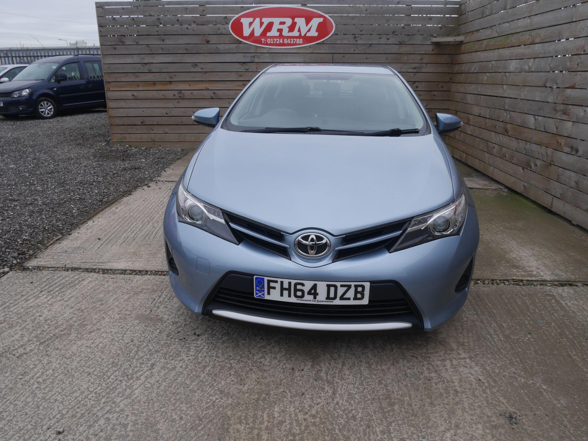 2014 Toyota Auris 1.4 D-4D Active Hatchback 5dr Diesel Manual Euro 5 (s/s) (90 ps), exterior view 3