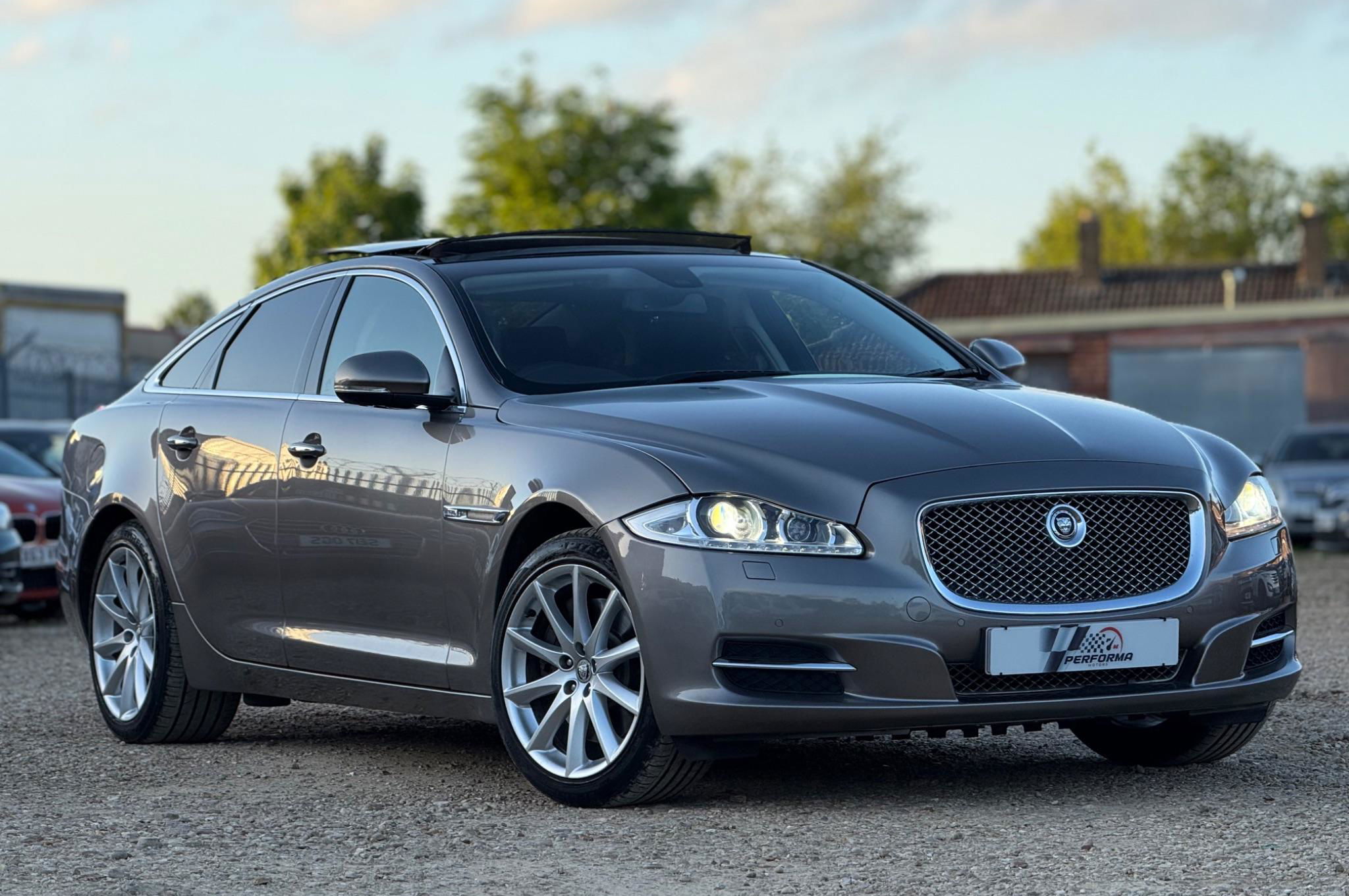 2011 XJ 3.0D V6 LUXURY AUTO EURO 5 4DR 8,490 2011 61,000 DIESEL... photo