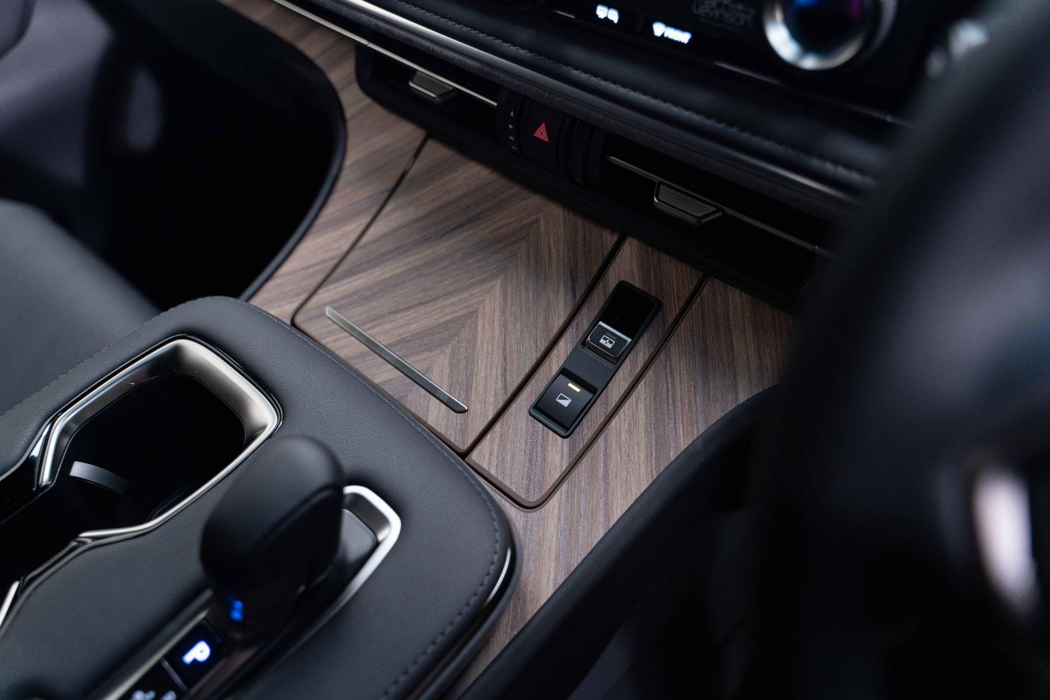 Lexus Lm 2.5 350h Takumi E-CVT AWD Euro 6 (s/s) 5dr 5dr Automatic 2026