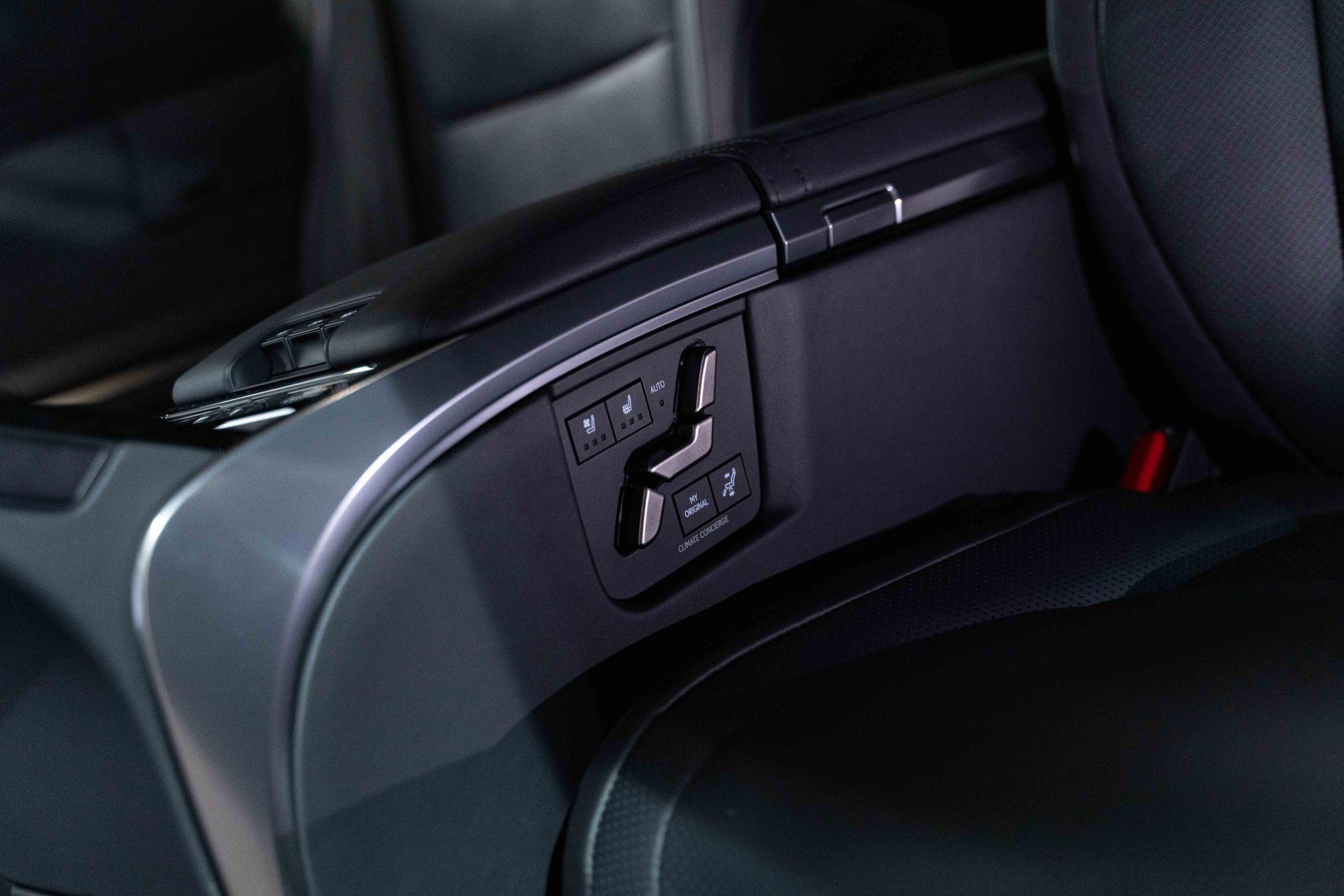 Lexus Lm 2.5 350h Takumi E-CVT AWD Euro 6 (s/s) 5dr 5dr Automatic 2026