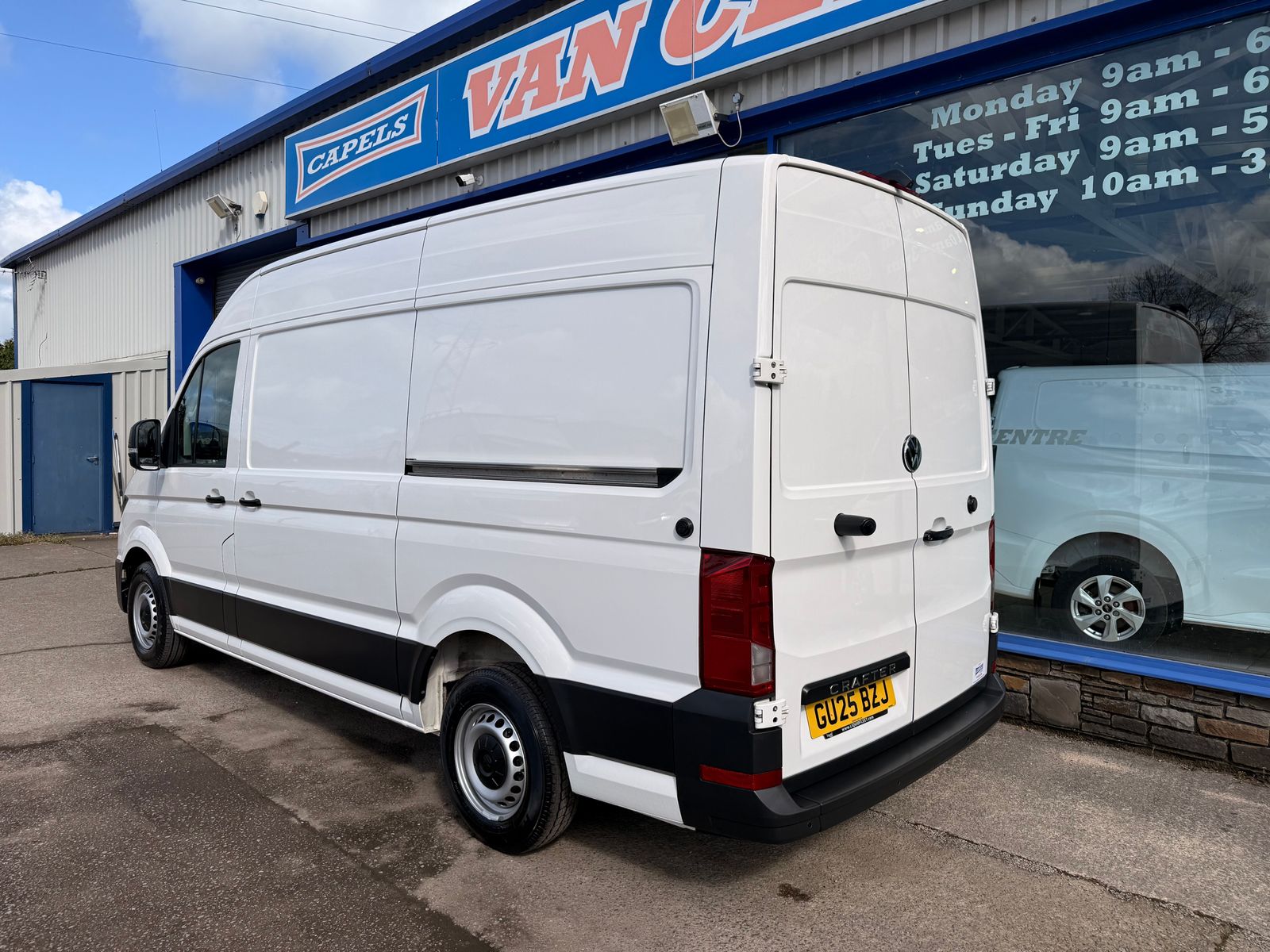 2025 Volkswagen Crafter 2.0 TDI CR35 Commerce Plus Panel Van 5dr Diesel Manual FWD MWB High Roof Euro 6 140 ps, exterior view 4
