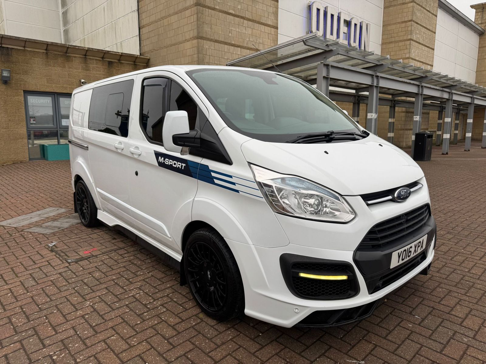 Ford Transit Custom 2.2 TDCi 290 Limited Combi Van 6dr Diesel Manual L1 H1 (191 g/km, 153 bhp) 6dr Manual 2026