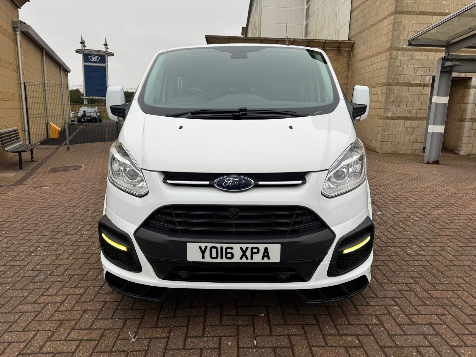 Ford Transit Custom 2.2 TDCi 290 Limited Combi Van 6dr Diesel Manual L1 H1 (191 g/km, 153 bhp) 6dr Manual 2026