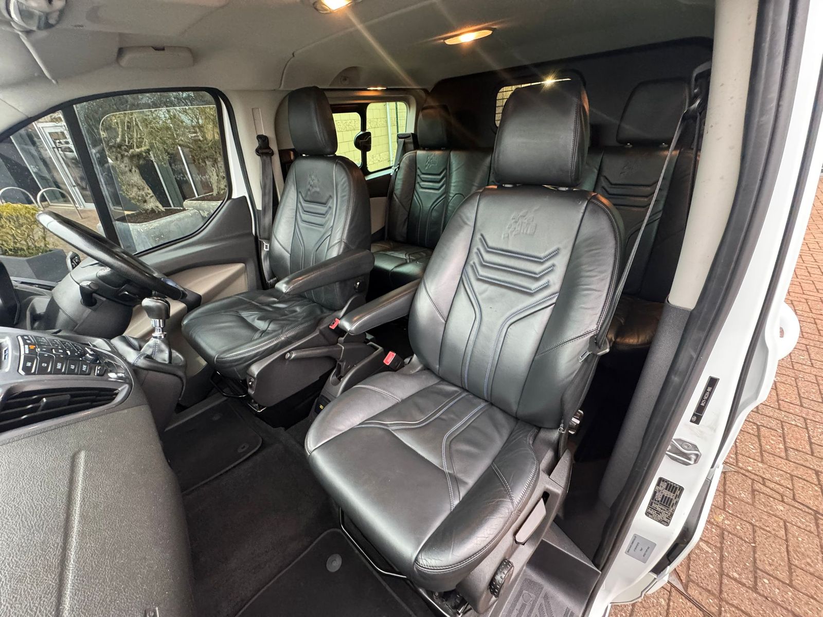 Ford Transit Custom 2.2 TDCi 290 Limited Combi Van 6dr Diesel Manual L1 H1 (191 g/km, 153 bhp) 6dr Manual 2026