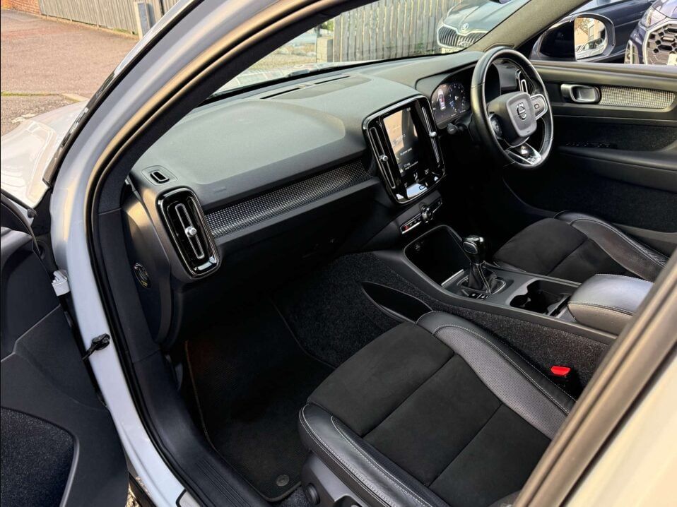 Volvo XC40 1.5L R-Design T3 SUV 5dr Petrol Manual Euro 6 (161 bhp) 5dr Manual 2025