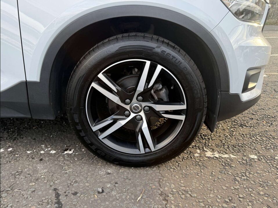 Volvo XC40 1.5L R-Design T3 SUV 5dr Petrol Manual Euro 6 (161 bhp) 5dr Manual 2025