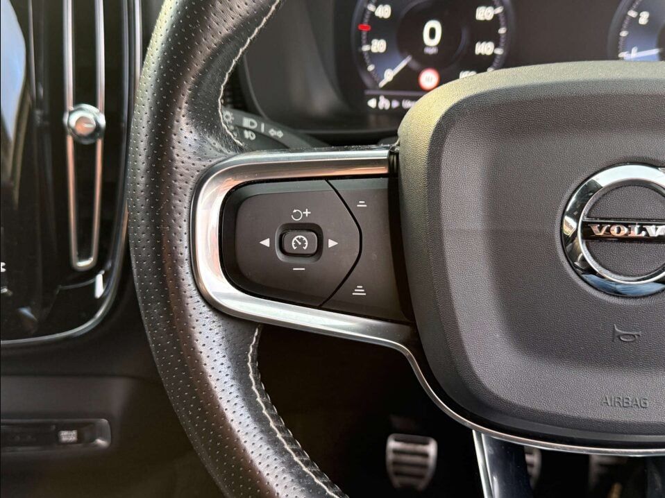 Volvo XC40 1.5L R-Design T3 SUV 5dr Petrol Manual Euro 6 (161 bhp) 5dr Manual 2025